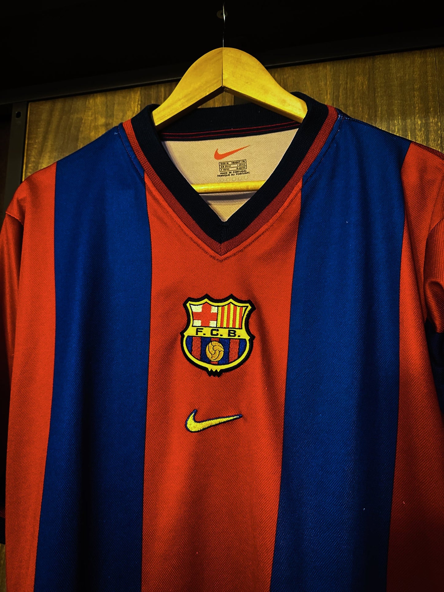 Barcelona 1998/99 Home Jersey – Size M – Red & Blue Nike Shirt (MPN: 802820323)