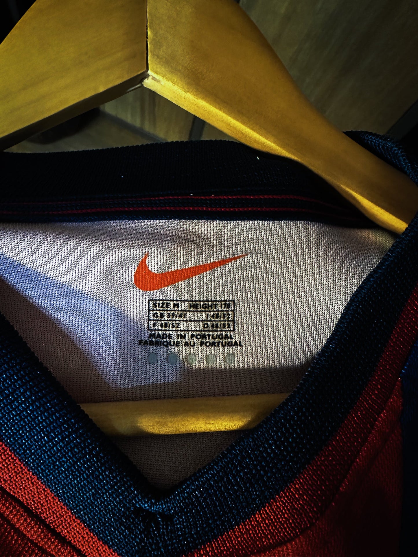 Barcelona 1998/99 Home Jersey – Size M – Red & Blue Nike Shirt (MPN: 802820323)