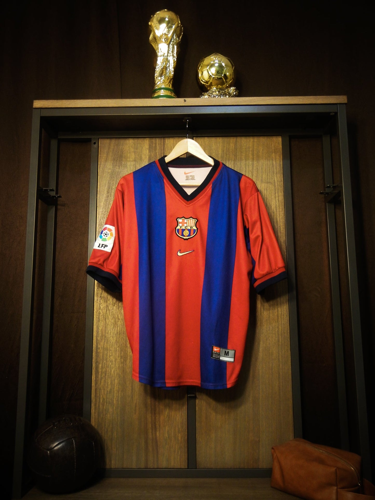 Barcelona 1998/99 Home Jersey – Size M – Red & Blue Nike Shirt (MPN: 802820323)