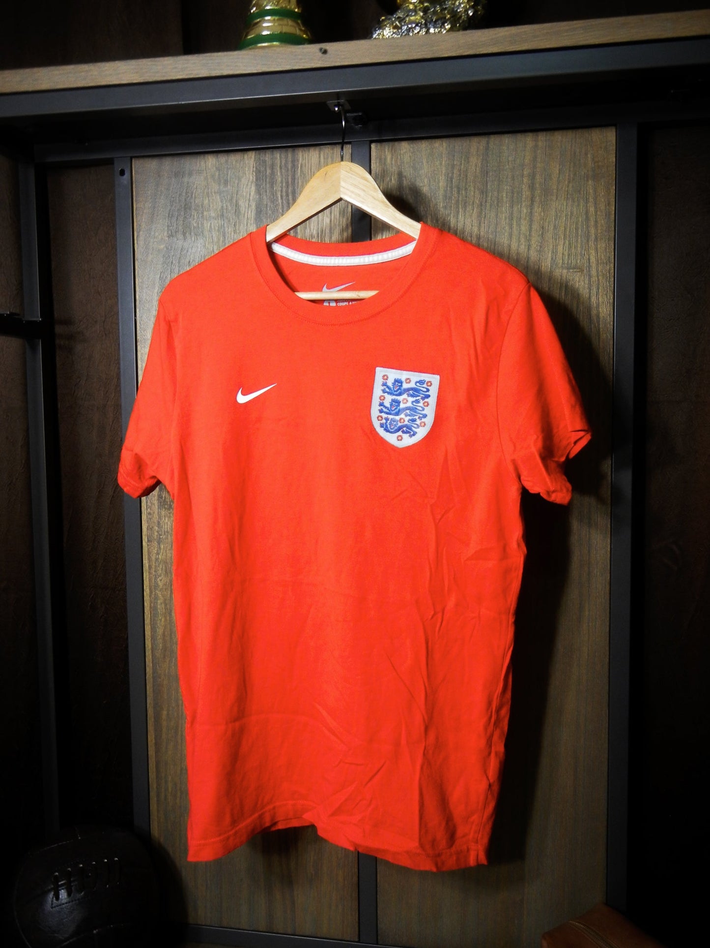 England 2014/15 Away Jersey – Size L – Red Nike Shirt – (MPN: 608597-657)