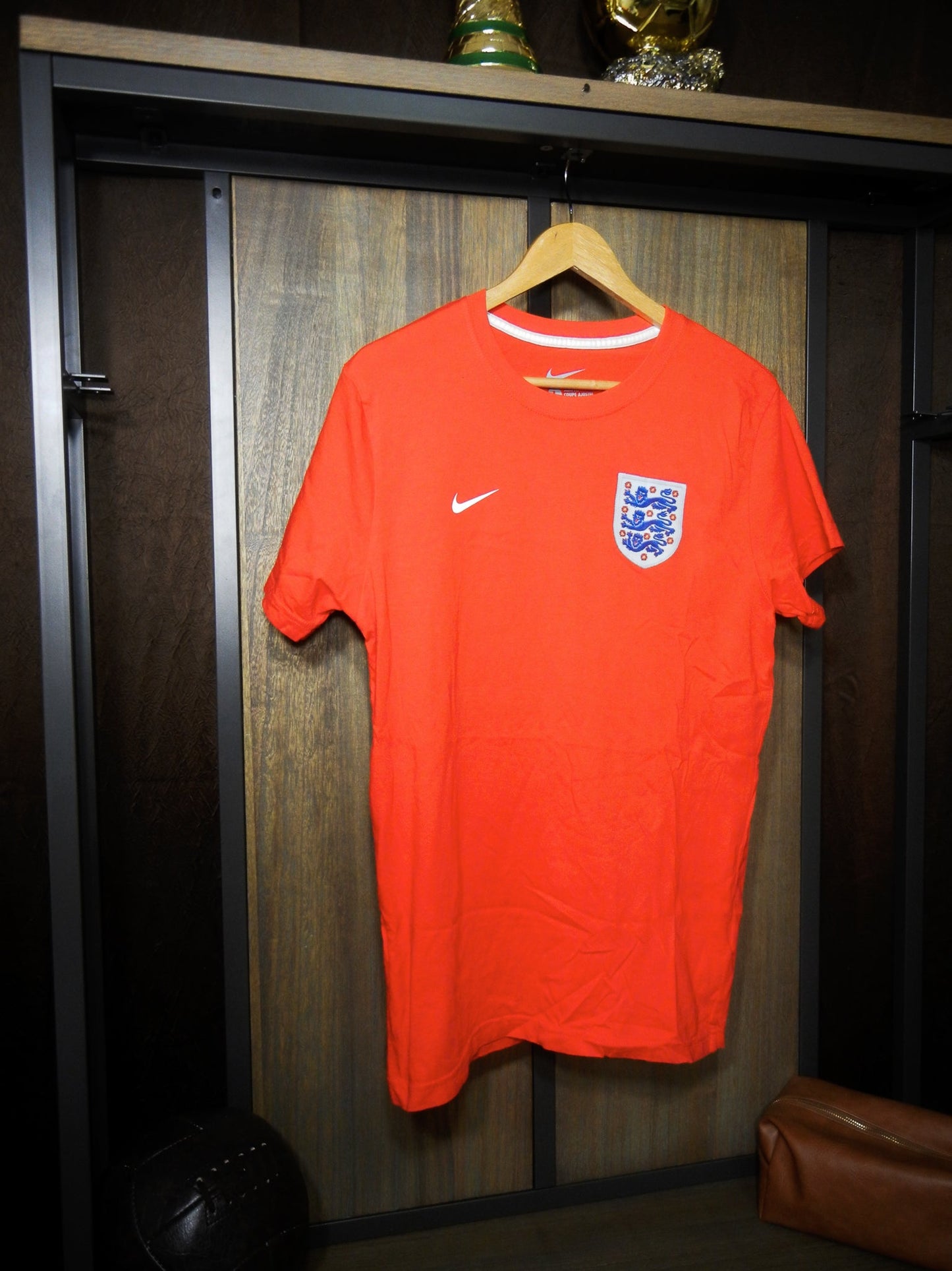 England 2014/15 Away Jersey – Size L – Red Nike Shirt – (MPN: 608597-657)