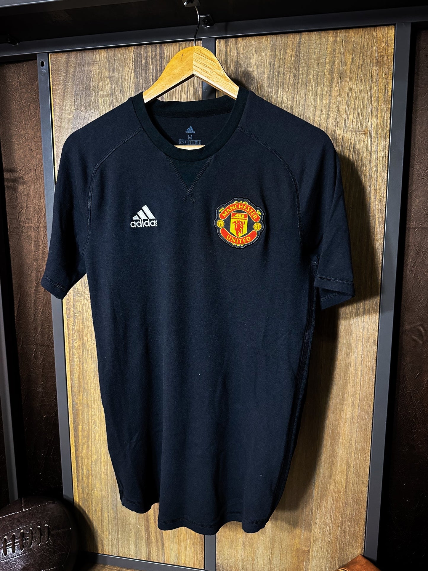 Manchester United 2021/22 Travel Tee – Size M – Black adidas Shirt (MPN: GR3908)