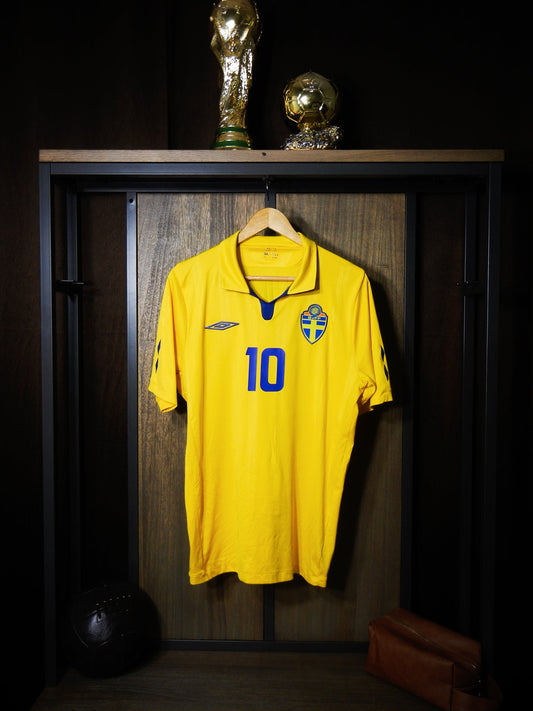 Sweden 2009/10 Home Jersey – Zlatan Ibrahimović #10 – Size Large – Yellow Umbro Shirt – (MPN: Check QR on Jersey)