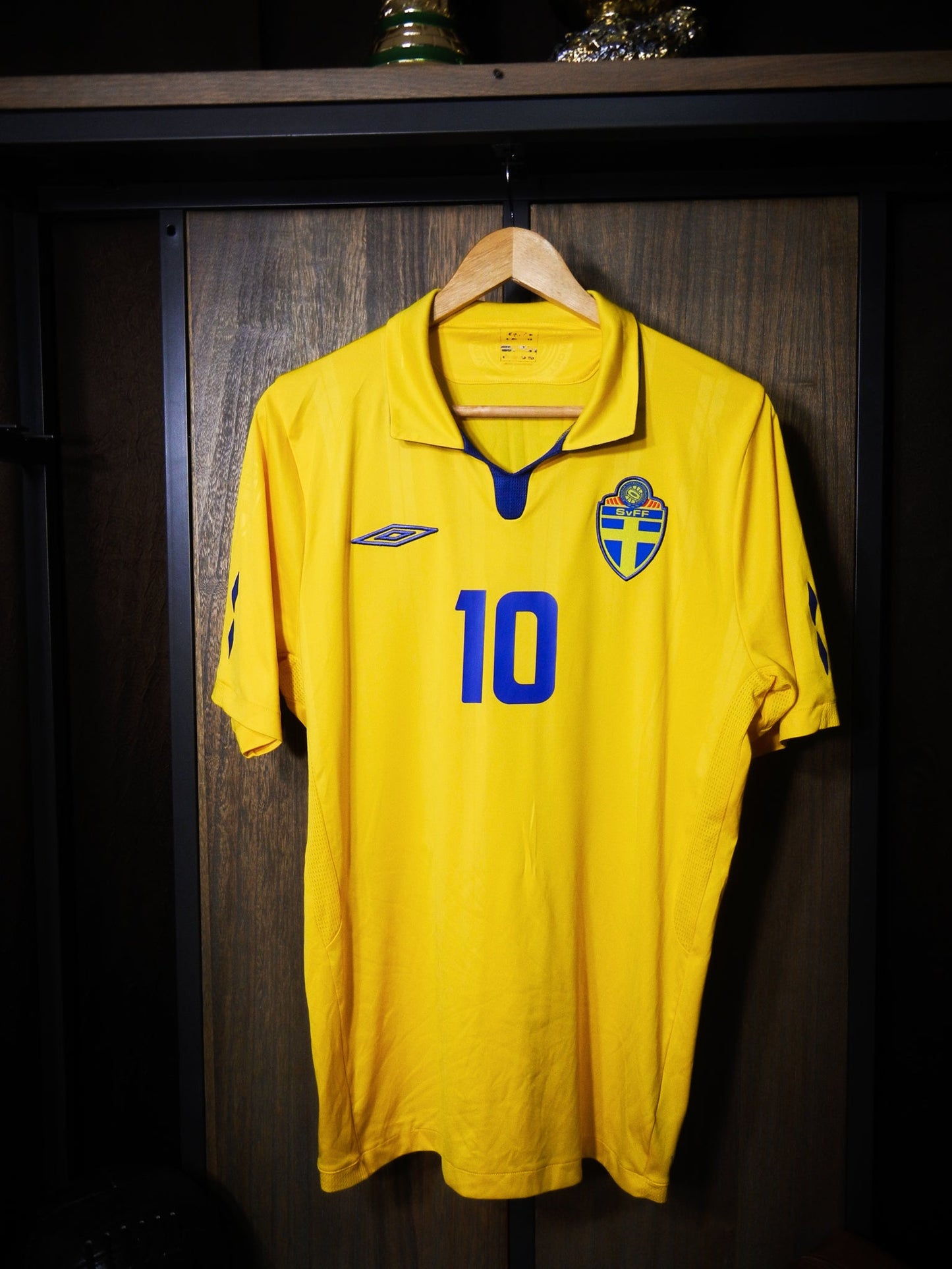 Sweden 2009/10 Home Jersey – Zlatan Ibrahimović #10 – Size Large – Yellow Umbro Shirt – (MPN: Check QR on Jersey)
