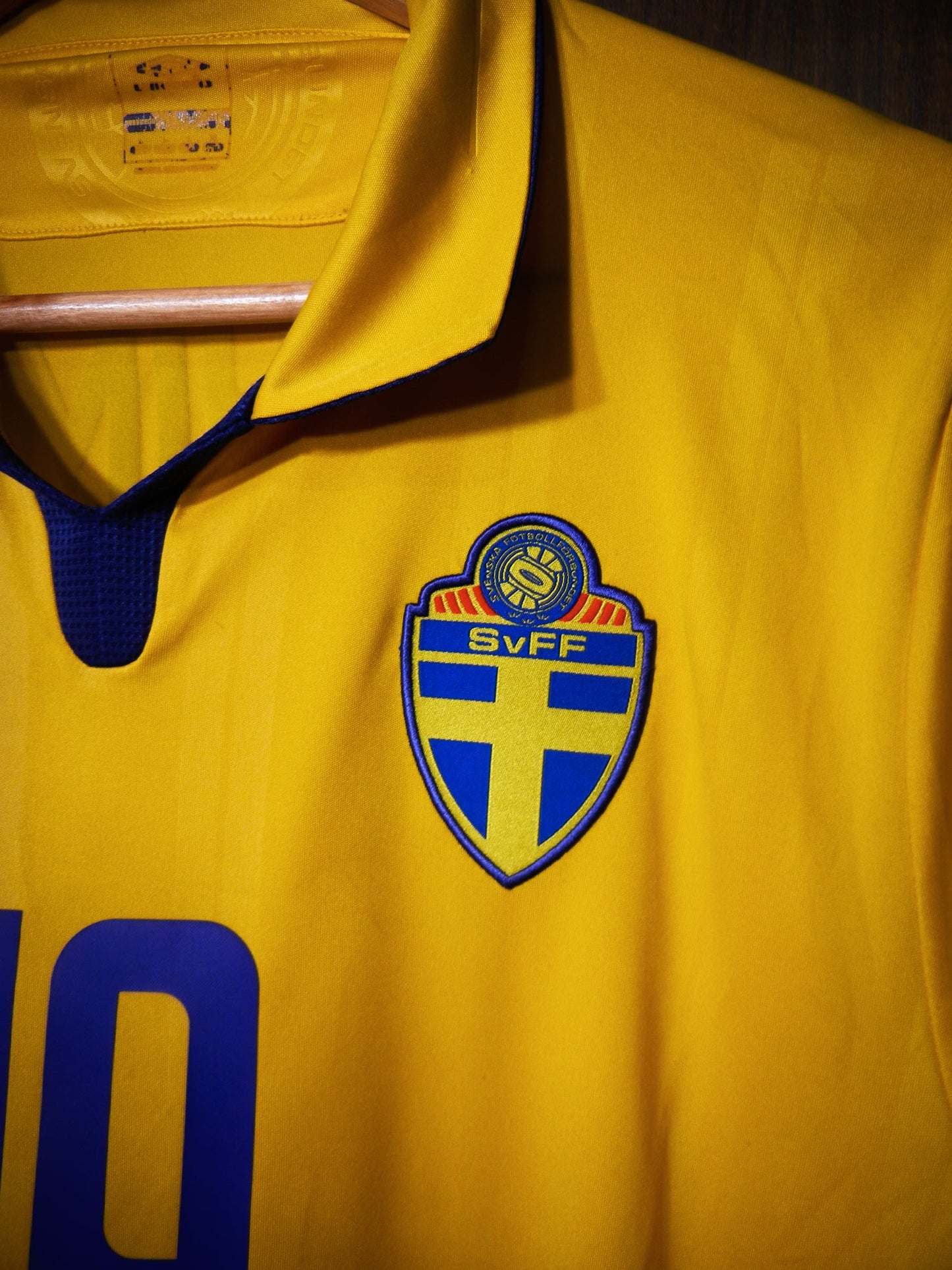 Sweden 2009/10 Home Jersey – Zlatan Ibrahimović #10 – Size Large – Yellow Umbro Shirt – (MPN: Check QR on Jersey)