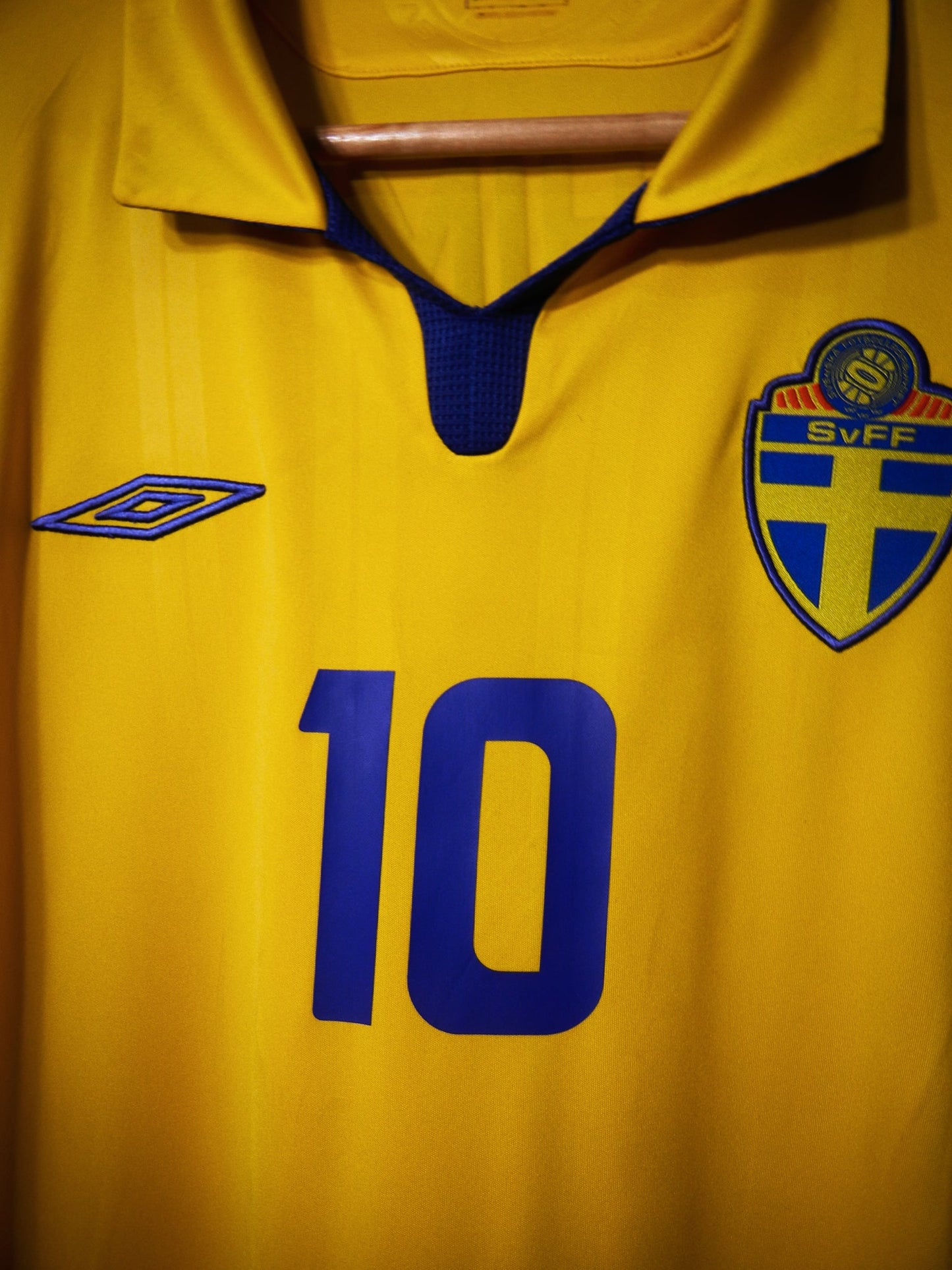 Sweden 2009/10 Home Jersey – Zlatan Ibrahimović #10 – Size Large – Yellow Umbro Shirt – (MPN: Check QR on Jersey)