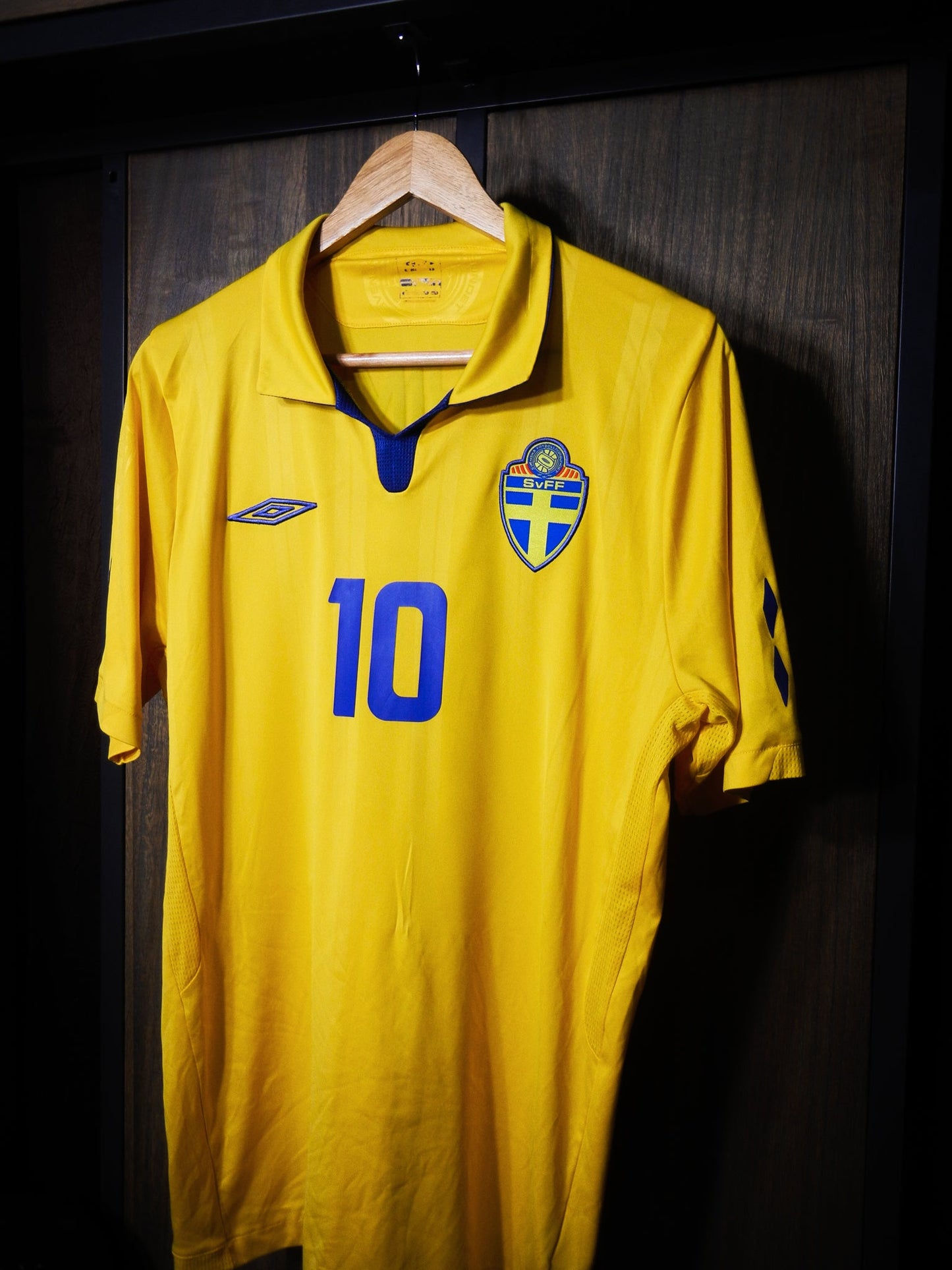 Sweden 2009/10 Home Jersey – Zlatan Ibrahimović #10 – Size Large – Yellow Umbro Shirt – (MPN: Check QR on Jersey)