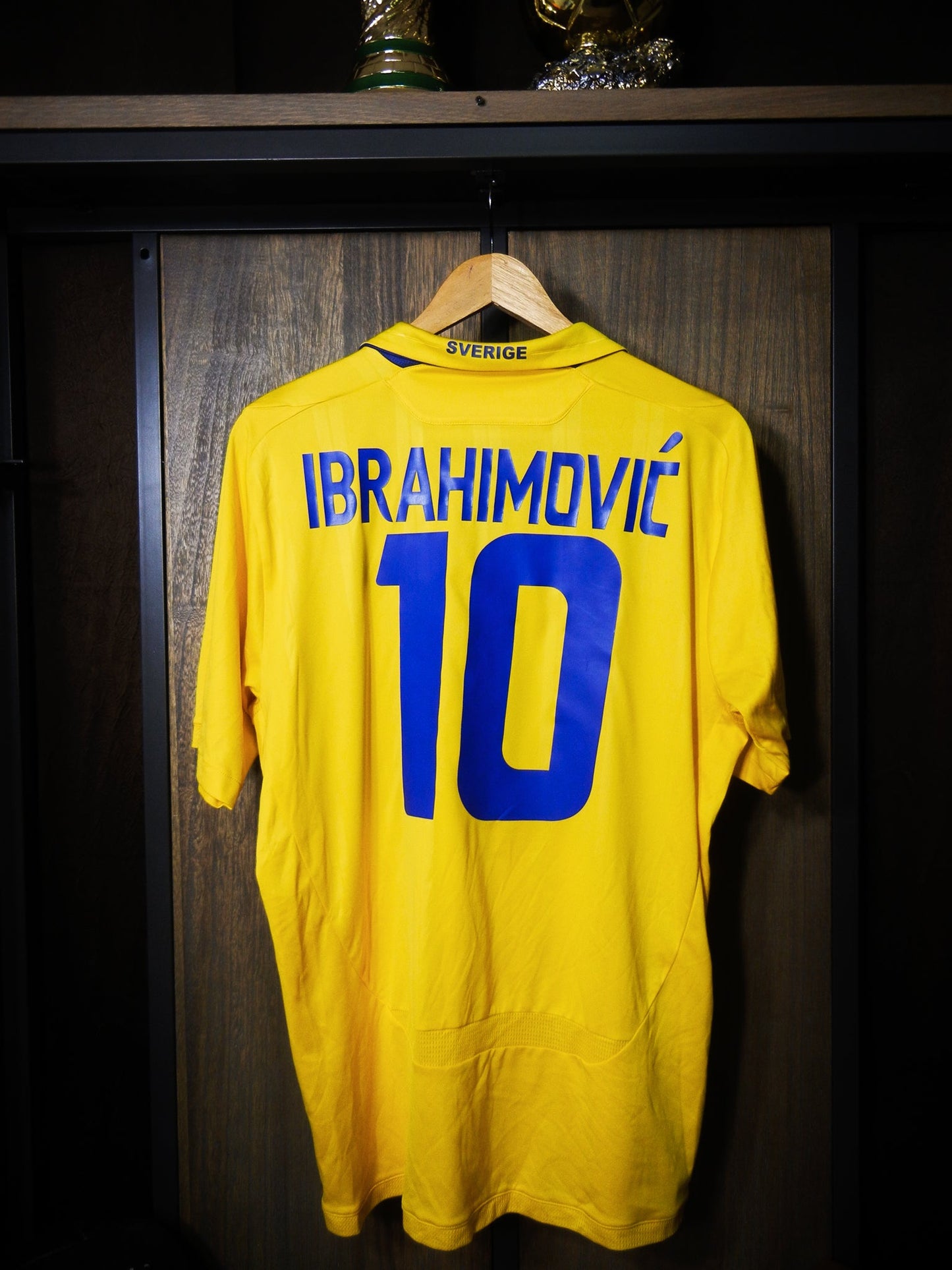 Sweden 2009/10 Home Jersey – Zlatan Ibrahimović #10 – Size Large – Yellow Umbro Shirt – (MPN: Check QR on Jersey)