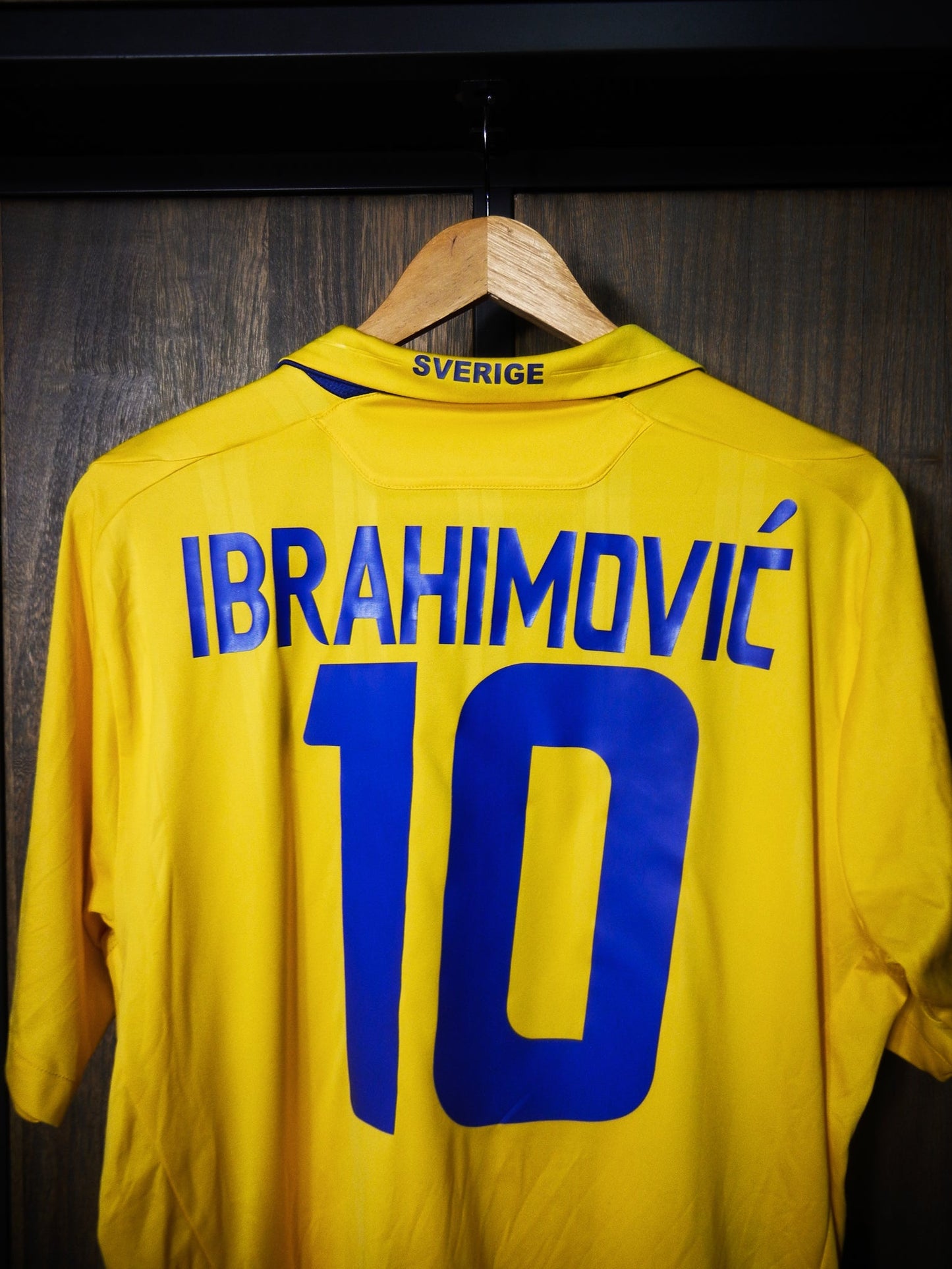 Sweden 2009/10 Home Jersey – Zlatan Ibrahimović #10 – Size Large – Yellow Umbro Shirt – (MPN: Check QR on Jersey)