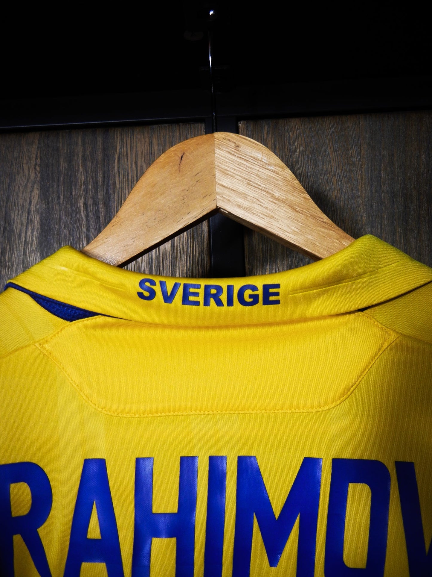 Sweden 2009/10 Home Jersey – Zlatan Ibrahimović #10 – Size Large – Yellow Umbro Shirt – (MPN: Check QR on Jersey)