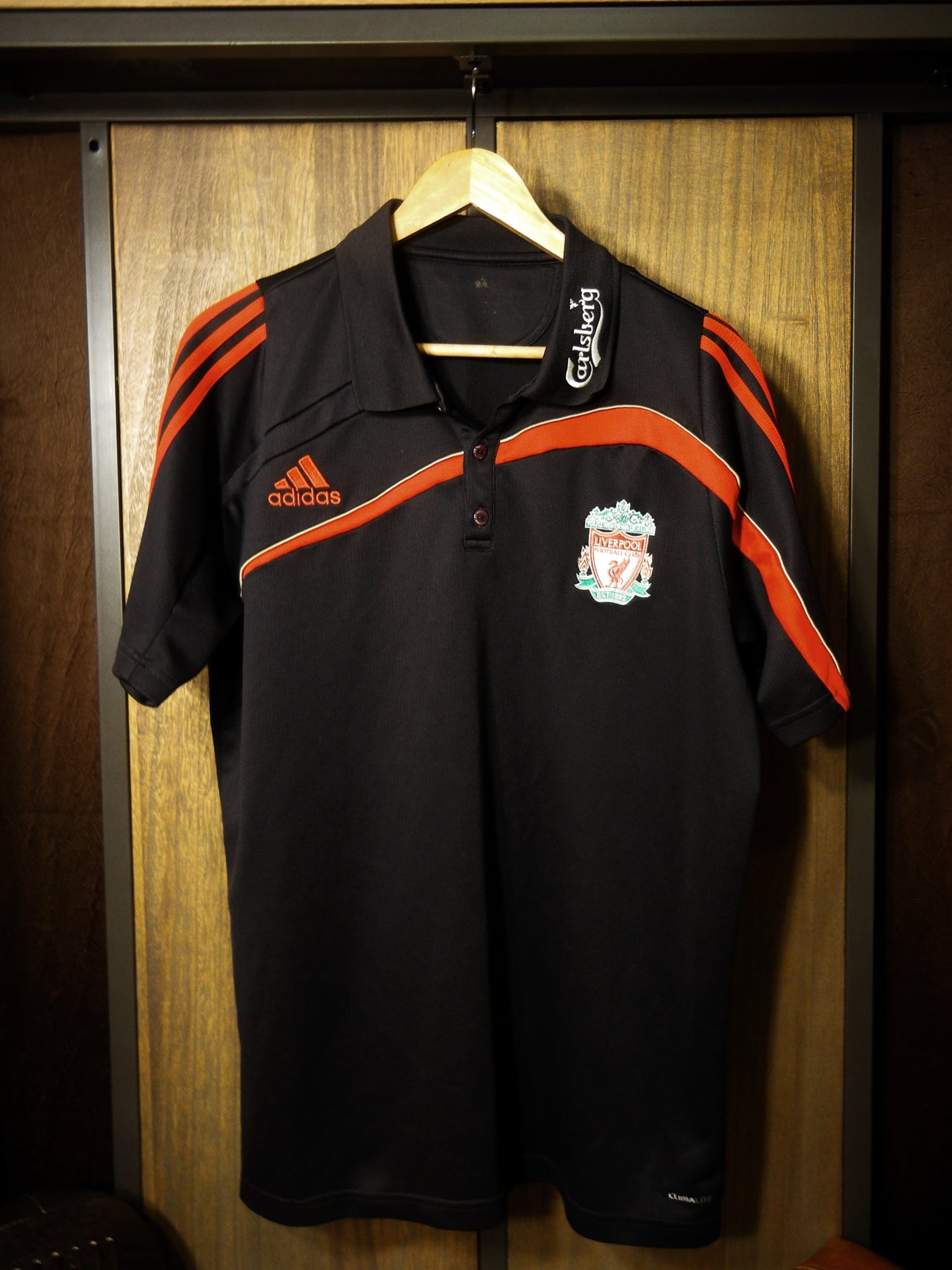 Liverpool 2009/10 Carlsberg Polo Shirt – Size XL – Adidas Red and Black Pre-game Shirt (MPN: P06990 APU002)