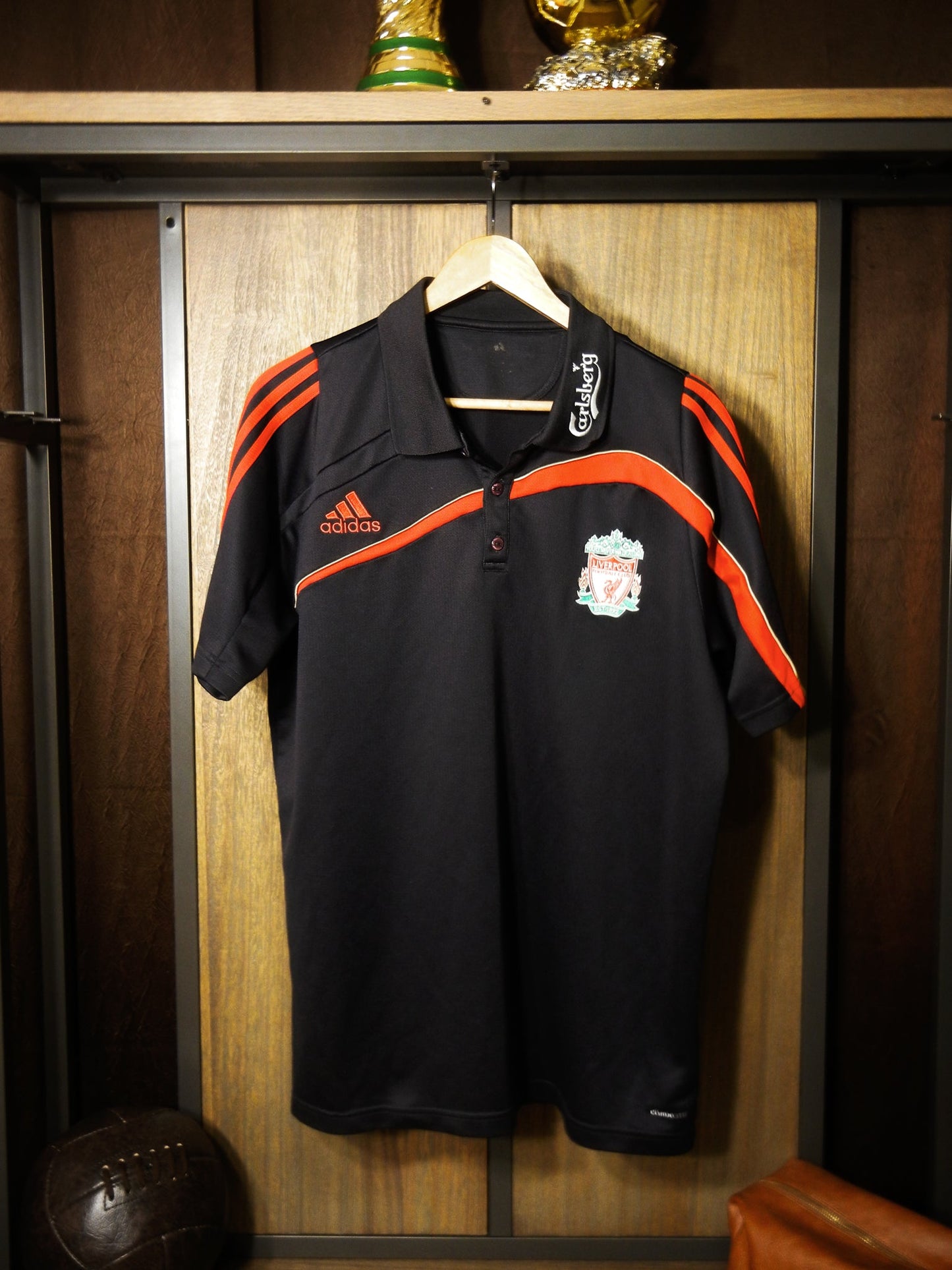 Liverpool 2009/10 Carlsberg Polo Shirt – Size XL – Adidas Red and Black Pre-game Shirt (MPN: P06990 APU002)