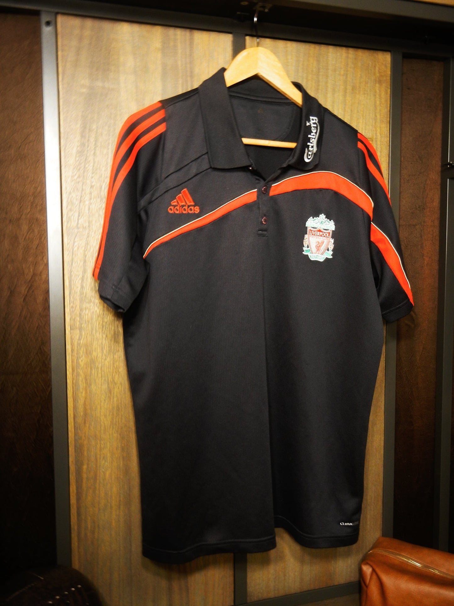 Liverpool 2009/10 Carlsberg Polo Shirt – Size XL – Adidas Red and Black Pre-game Shirt (MPN: P06990 APU002)