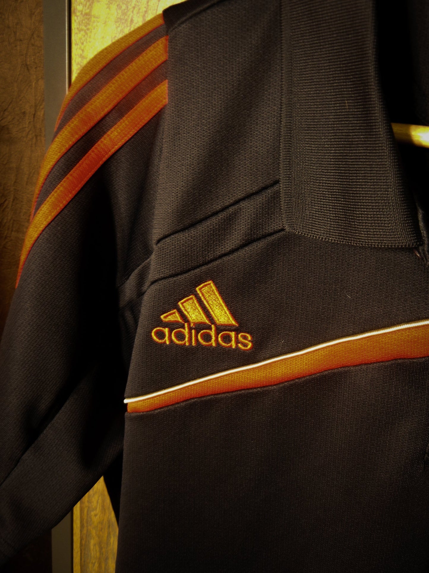 Liverpool 2009/10 Carlsberg Polo Shirt – Size XL – Adidas Red and Black Pre-game Shirt (MPN: P06990 APU002)