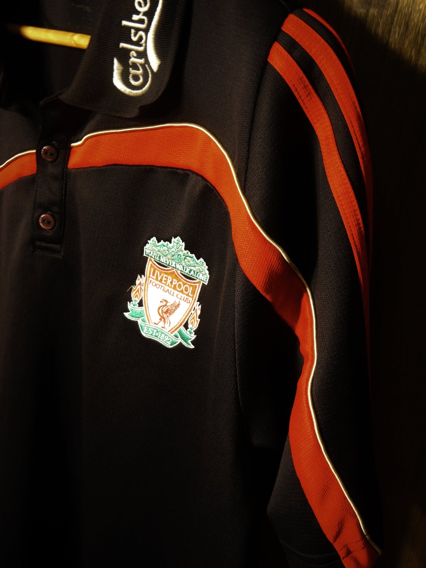 Liverpool 2009/10 Carlsberg Polo Shirt – Size XL – Adidas Red and Black Pre-game Shirt (MPN: P06990 APU002)