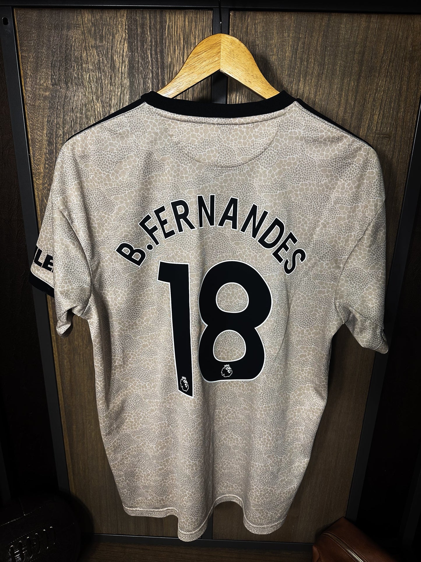 Manchester United 2019/20 Away Jersey – Bruno Fernandes #18 – Size L – Beige Adidas Kit (MPN: ED7388)