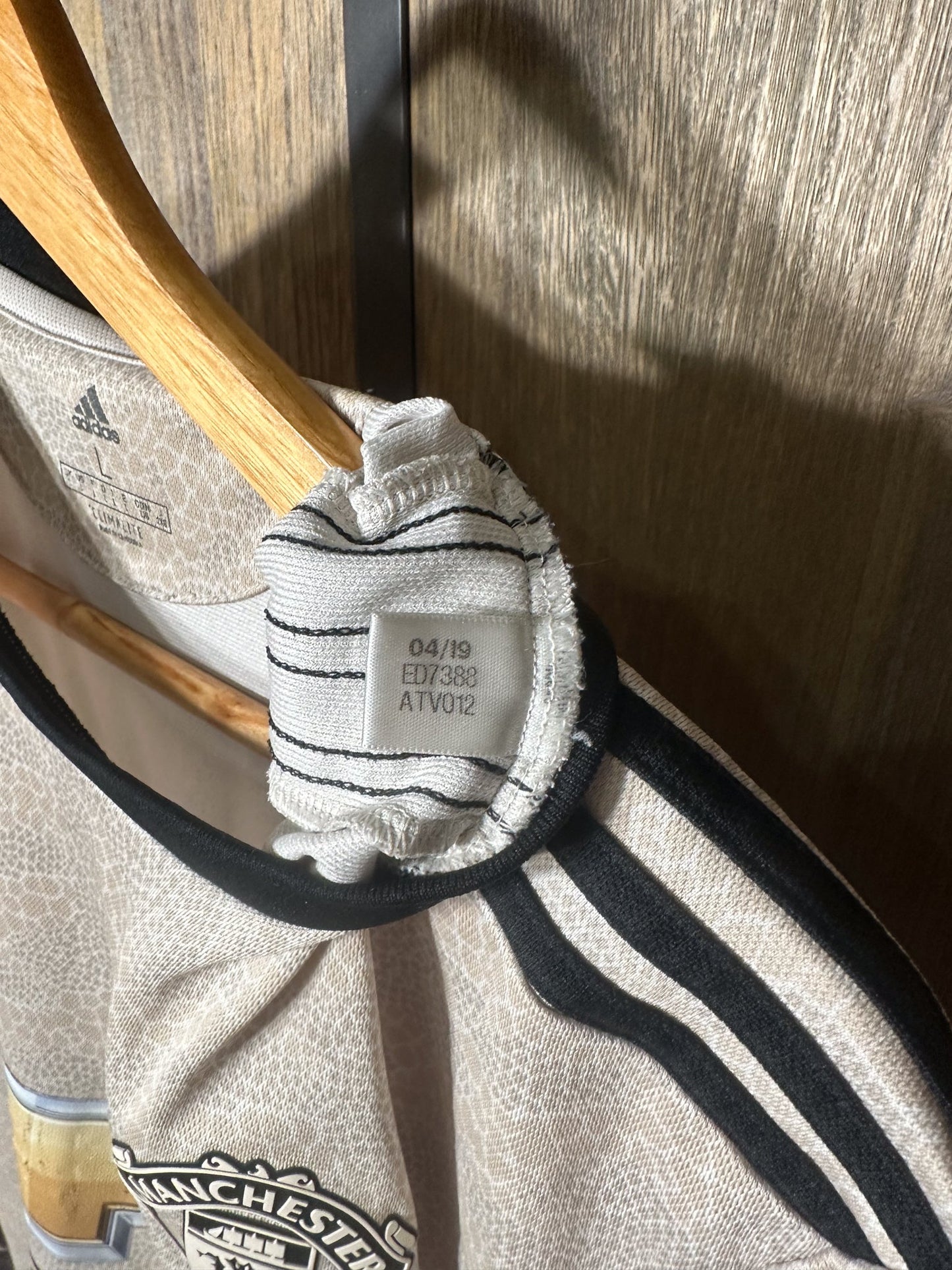 Manchester United 2019/20 Away Jersey – Bruno Fernandes #18 – Size L – Beige Adidas Kit (MPN: ED7388)