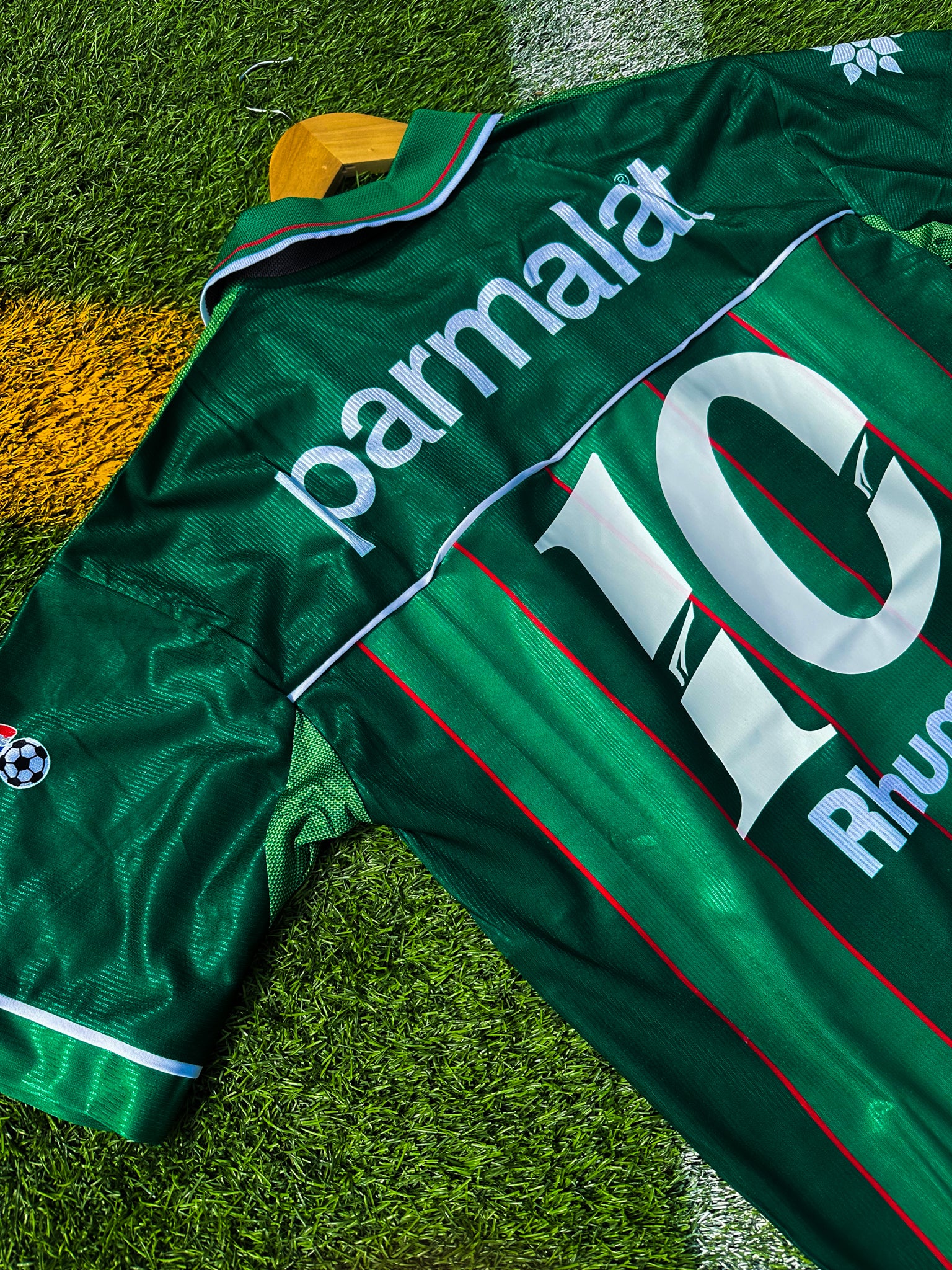 Close-up of Parmalat logo and club crest on the 1992 Palmeiras shirt.