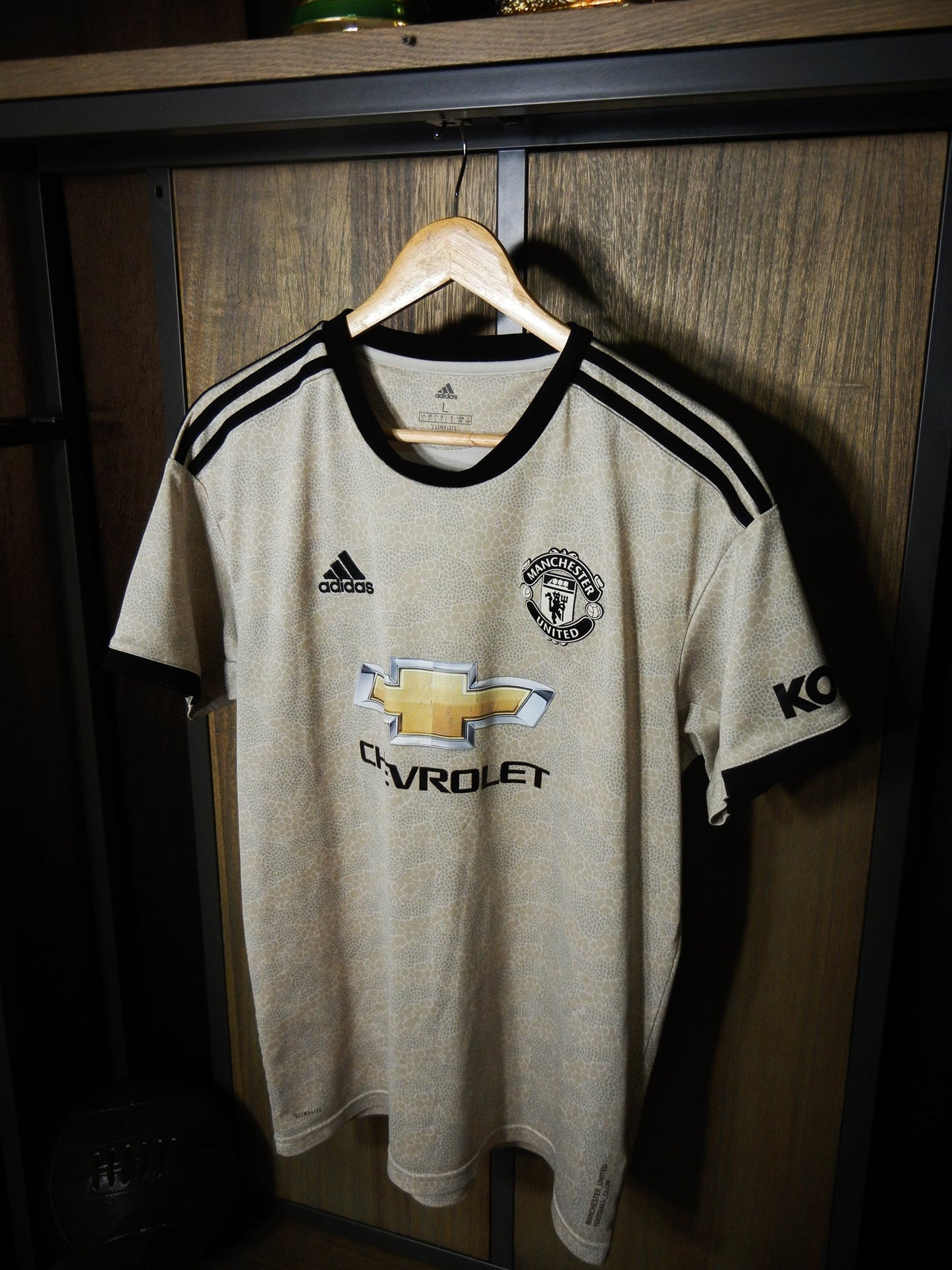 Manchester United 2019/20 Away Jersey – Bruno Fernandes #18 – Size L – Beige Adidas Kit (MPN: ED7388)