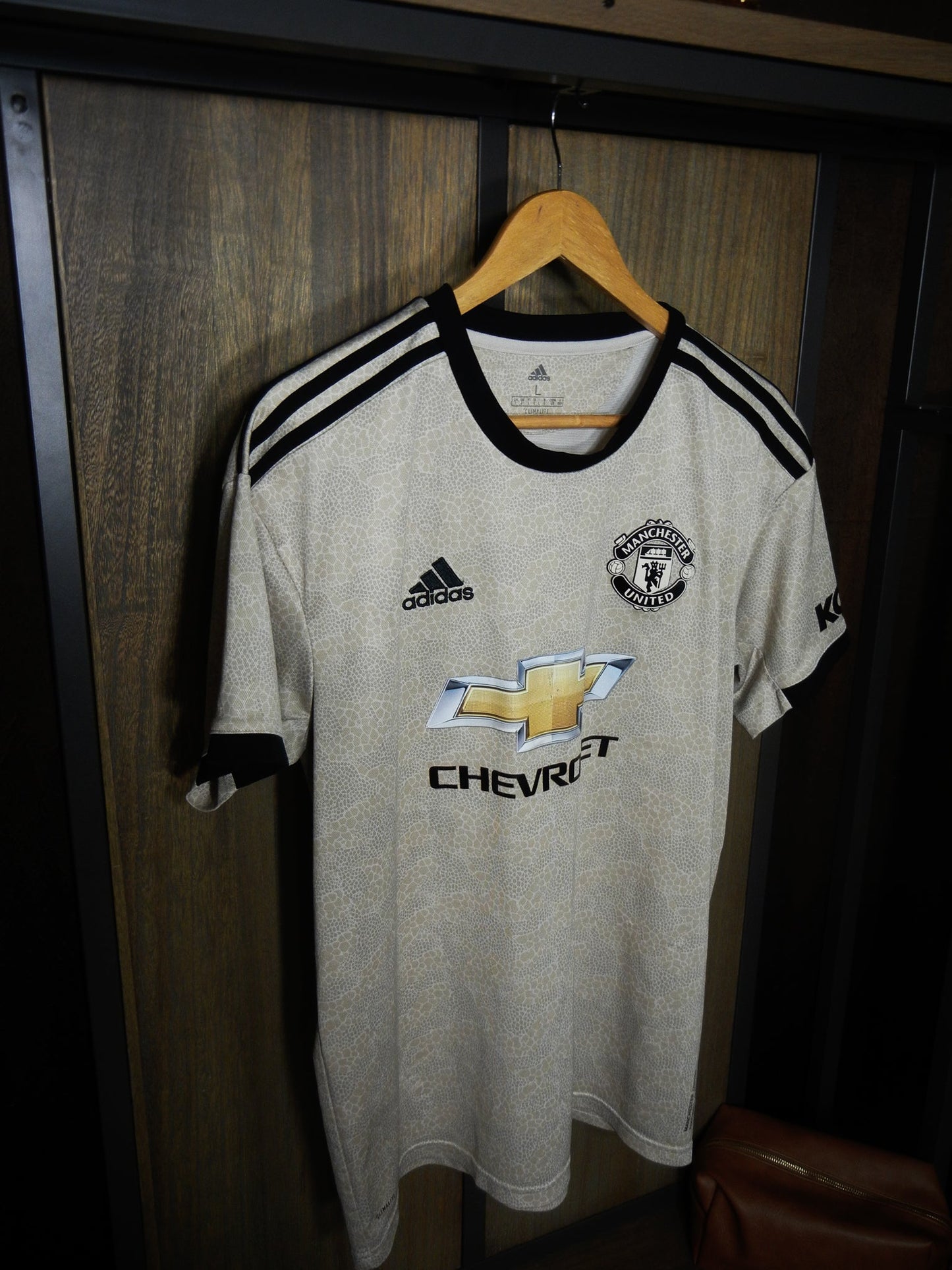 Manchester United 2019/20 Away Jersey – Bruno Fernandes #18 – Size L – Beige Adidas Kit (MPN: ED7388)