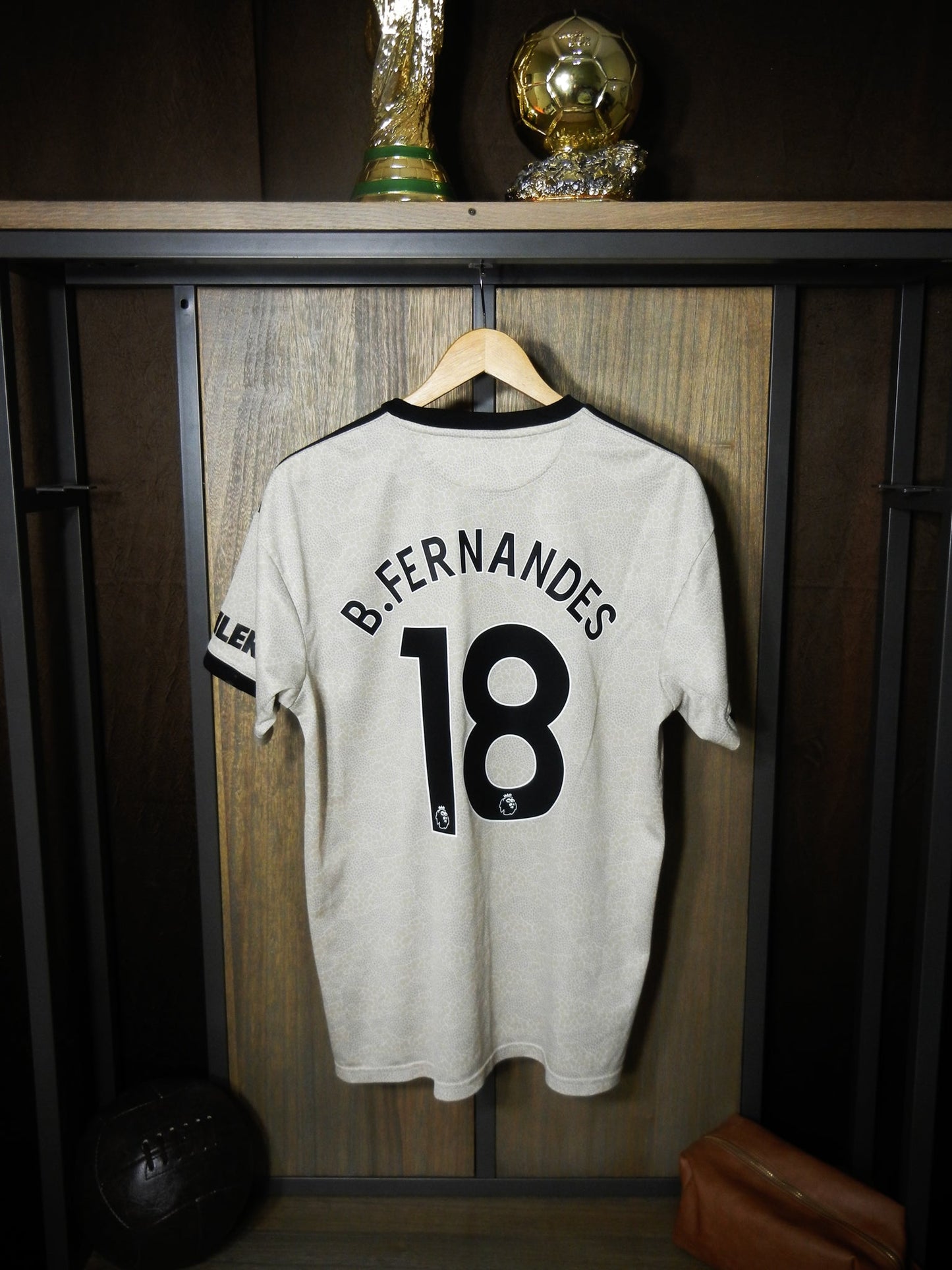 Manchester United 2019/20 Away Jersey – Bruno Fernandes #18 – Size L – Beige Adidas Kit (MPN: ED7388)