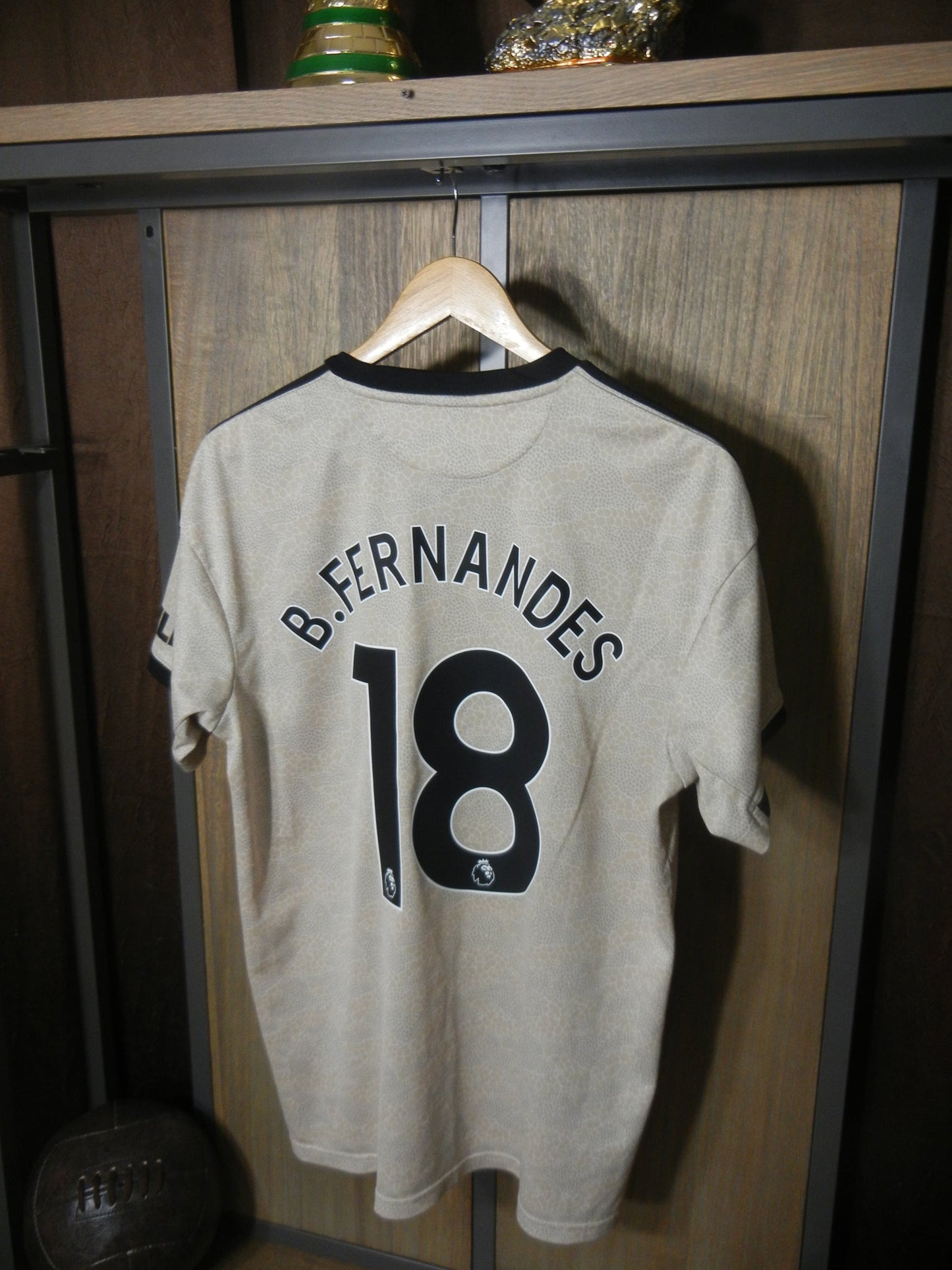 Manchester United 2019/20 Away Jersey – Bruno Fernandes #18 – Size L – Beige Adidas Kit (MPN: ED7388)