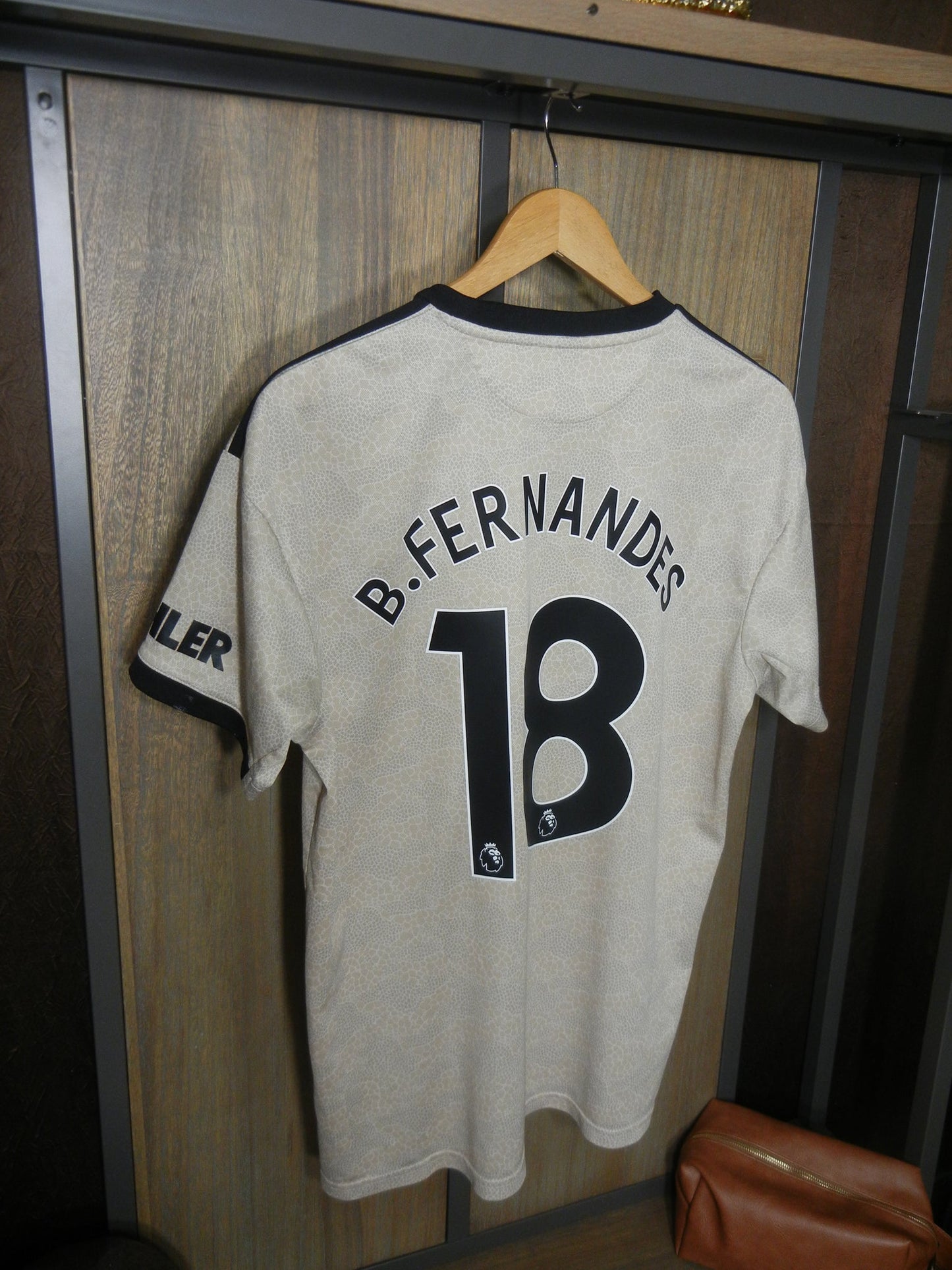Manchester United 2019/20 Away Jersey – Bruno Fernandes #18 – Size L – Beige Adidas Kit (MPN: ED7388)