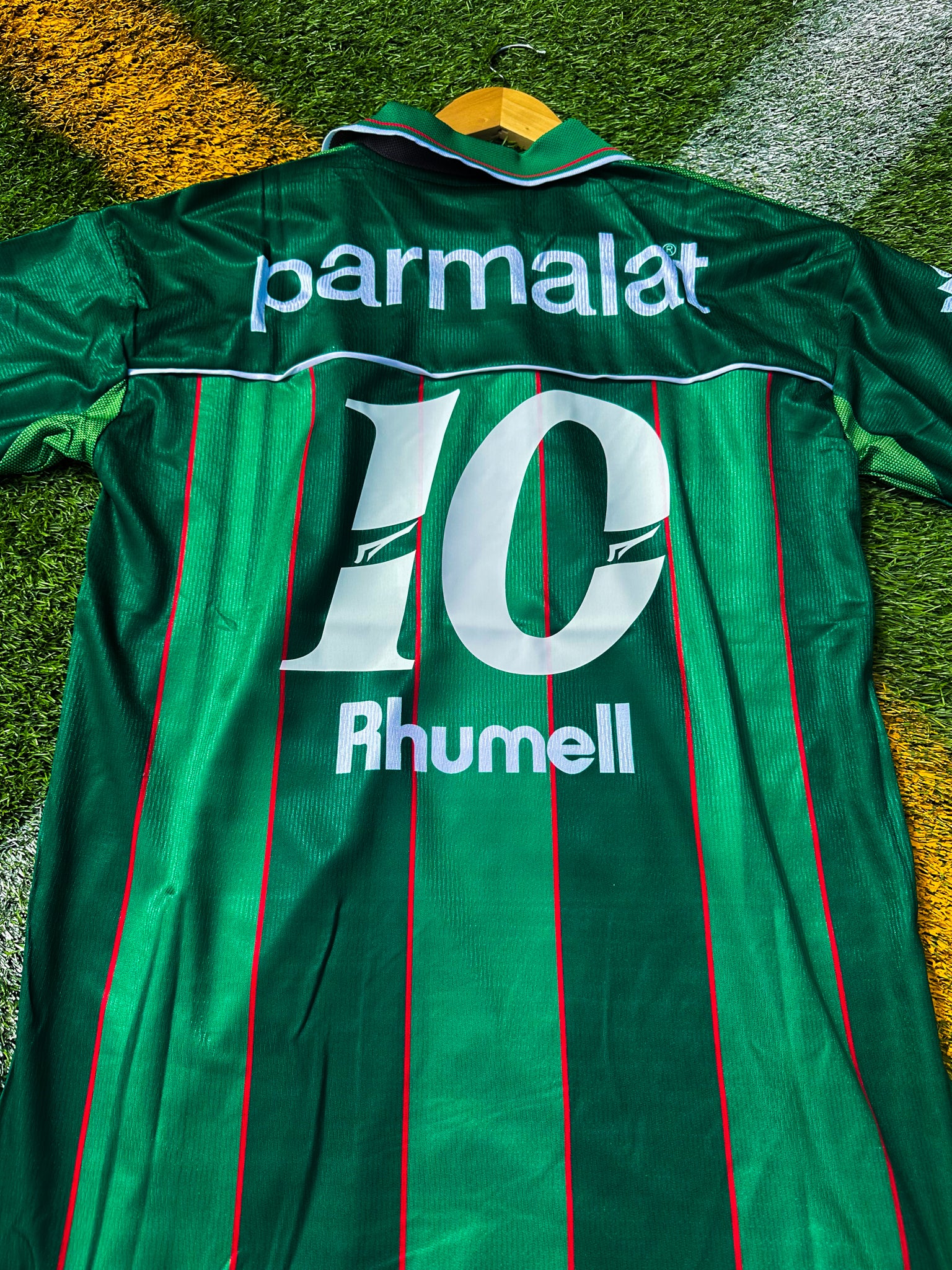 Close-up of Parmalat logo and club crest on the 1992 Palmeiras shirt.