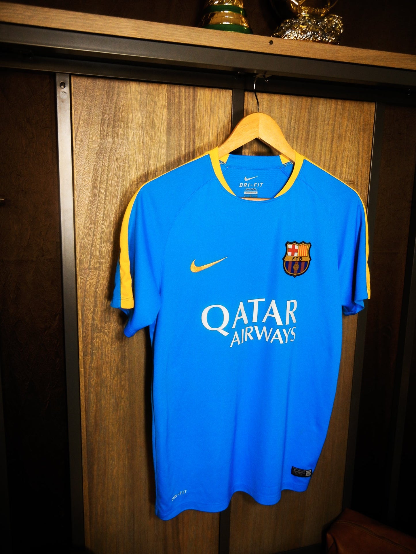 Barcelona 2015/16 Training Jersey – Size M – Sky Blue Nike Shirt  (MPN: 686600-436)