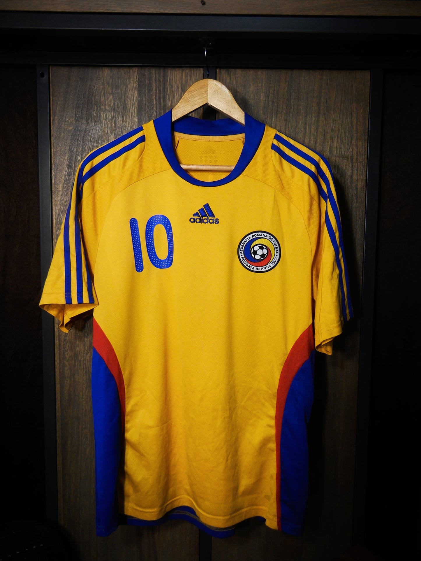 Romania 2008/2009 Home Jersey – Mutu #10 – Size L – Yellow Adidas Shirt – (MPN: 609859)
