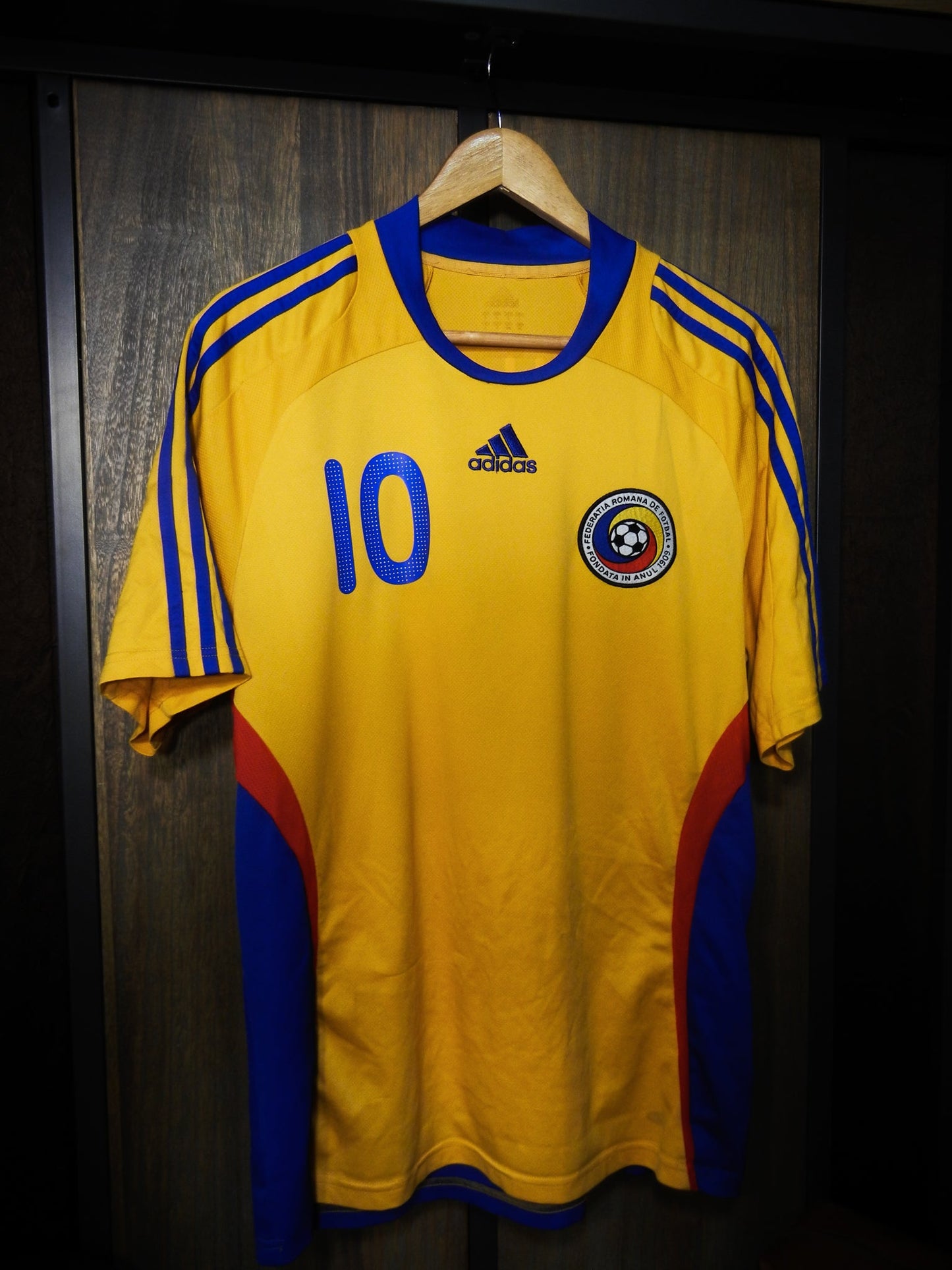 Romania 2008/2009 Home Jersey – Mutu #10 – Size L – Yellow Adidas Shirt – (MPN: 609859)