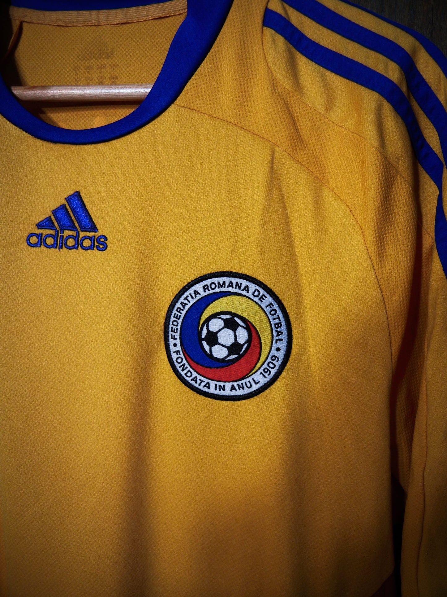 Romania 2008/2009 Home Jersey – Mutu #10 – Size L – Yellow Adidas Shirt – (MPN: 609859)