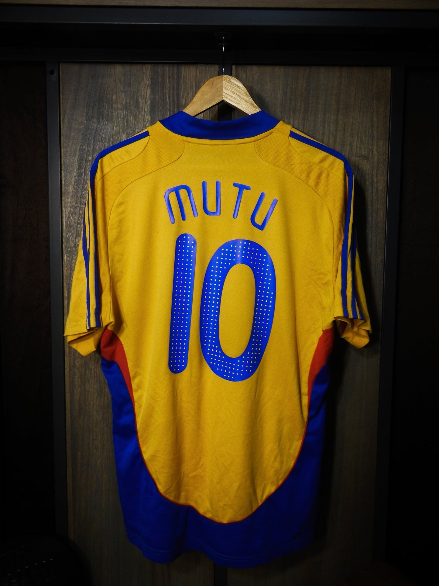 Romania 2008/2009 Home Jersey – Mutu #10 – Size L – Yellow Adidas Shirt – (MPN: 609859)