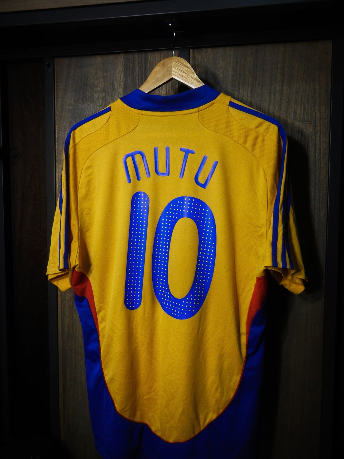 Romania 2008/2009 Home Jersey – Mutu #10 – Size L – Yellow Adidas Shirt – (MPN: 609859)
