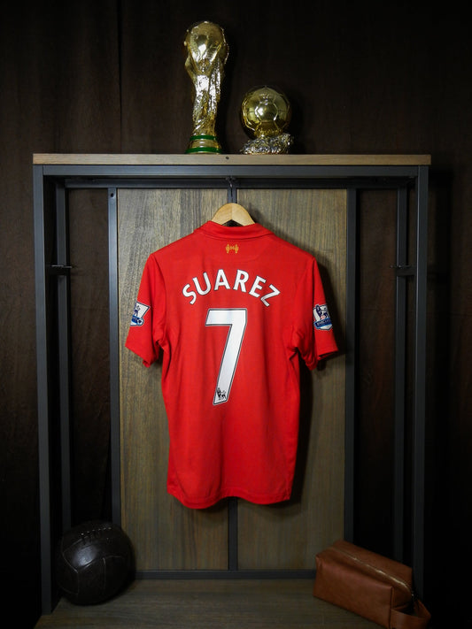 Liverpool 2012/2013 Home Jersey – Luis Suárez #7 – Size S – Red Warrior Shirt (MPN: F1210SPC027)
