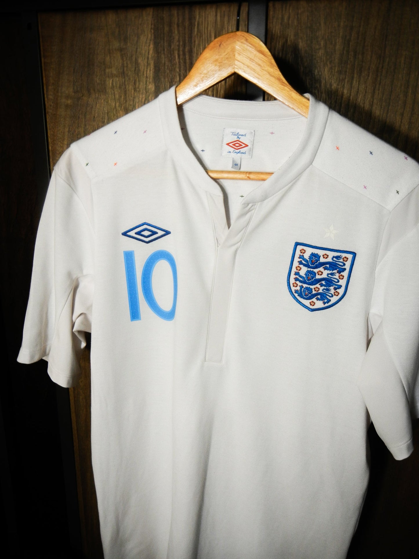 England 2010/11 Home Jersey – Wayne Rooney #10 – Medium – White Umbro Shirt (MPN: 8828227)