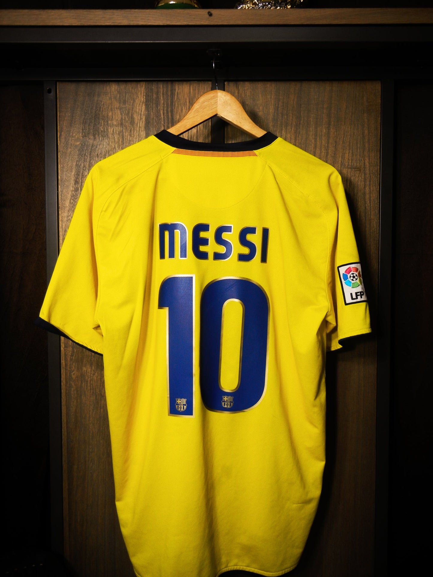 Barcelona 2008/09 Away Jersey – Lionel Messi #10 – Size L – Yellow Nike Shirt – (MPN: 286787-760)