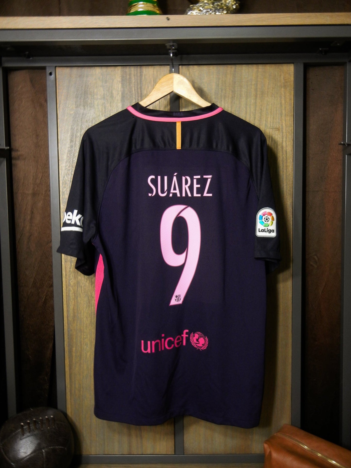 Barcelona 2016/17 Away Jersey – Luis Suárez #9 – Size XL – Purple Nike Shirt (MPN: 776844-525)