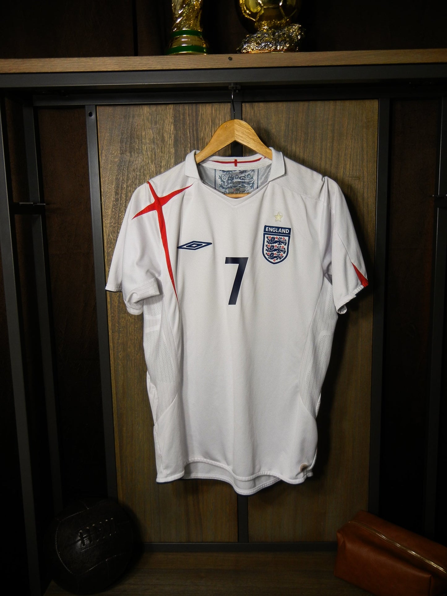 England 2005/07 Home Jersey – David Beckham #7 – Size L – White Umbro Shirt (MPN: 8368081)