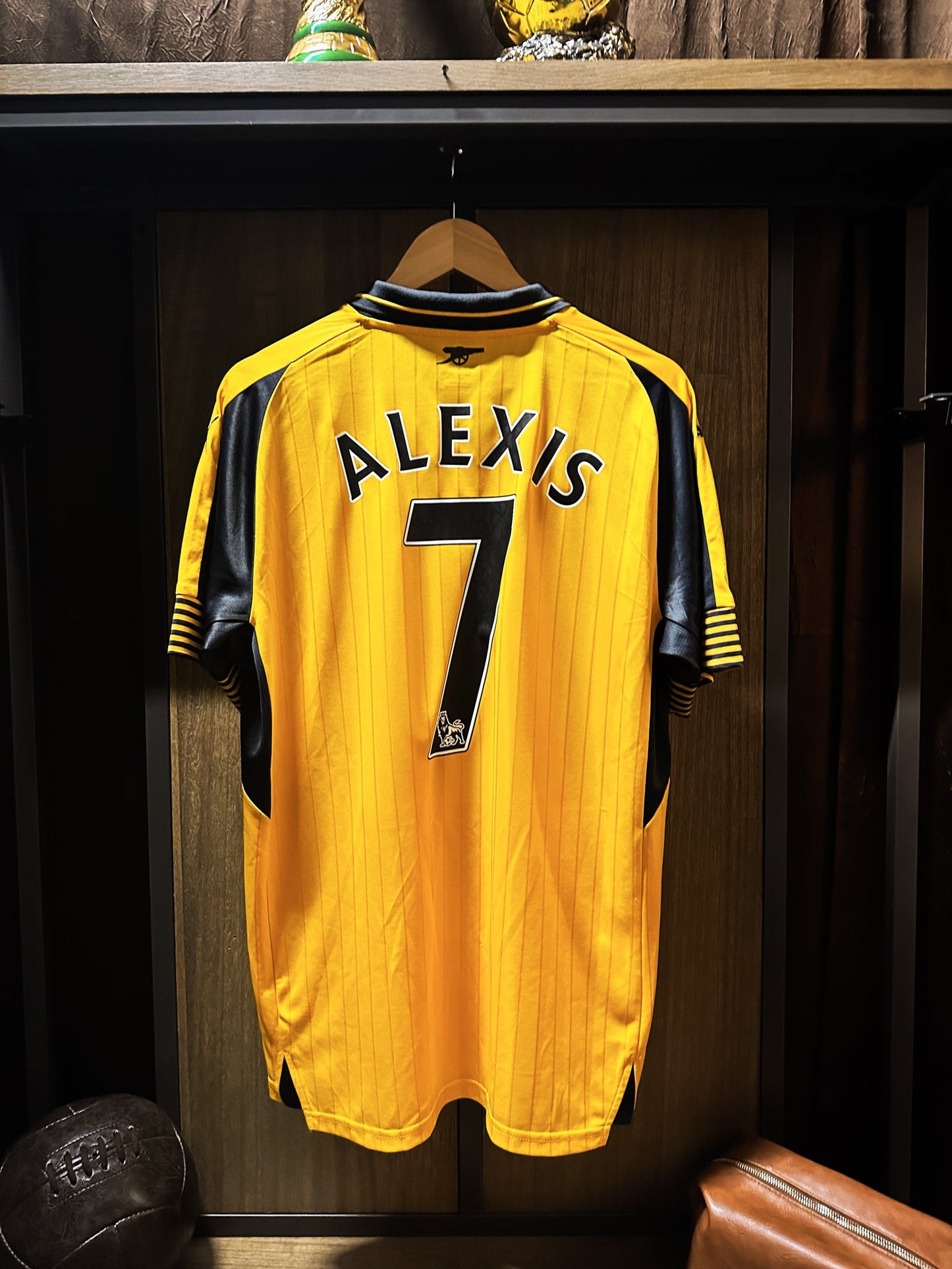 Arsenal 2016/17 Away Jersey – Alexis Sánchez #7 – Size L – Gray & Yellow Puma Shirt (MPN: 749714)