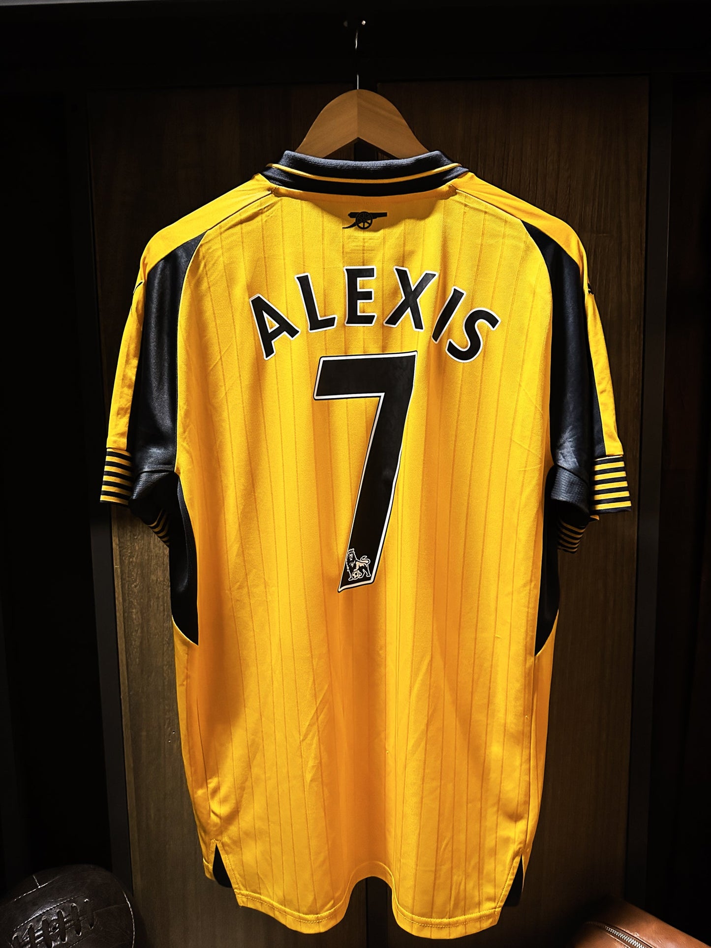 Arsenal 2016/17 Away Jersey – Alexis Sánchez #7 – Size L – Gray & Yellow Puma Shirt (MPN: 749714)