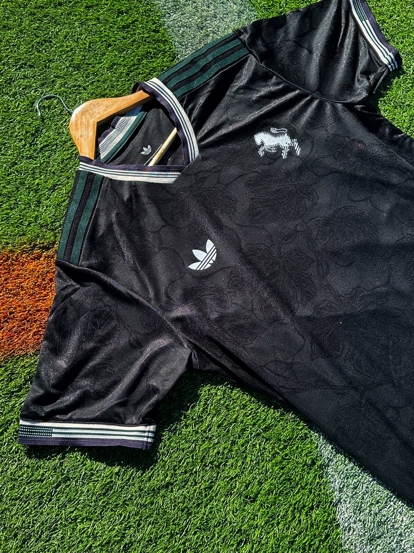 Juventus 2025/2026 Third Jersey – Yıldız 10 Modern Black & Neon Edition