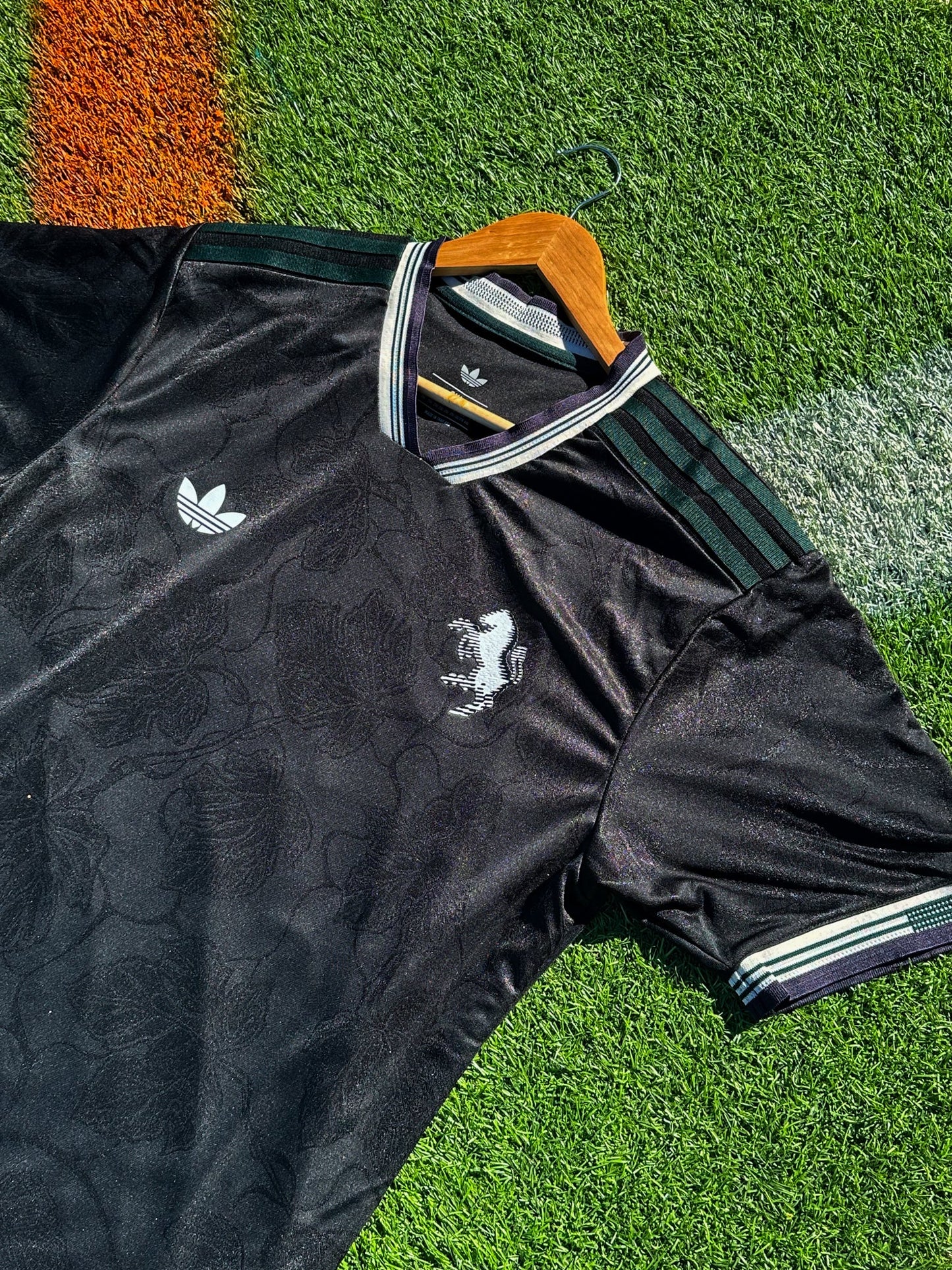 Juventus 2025/2026 Third Jersey – Yıldız 10 Modern Black & Neon Edition