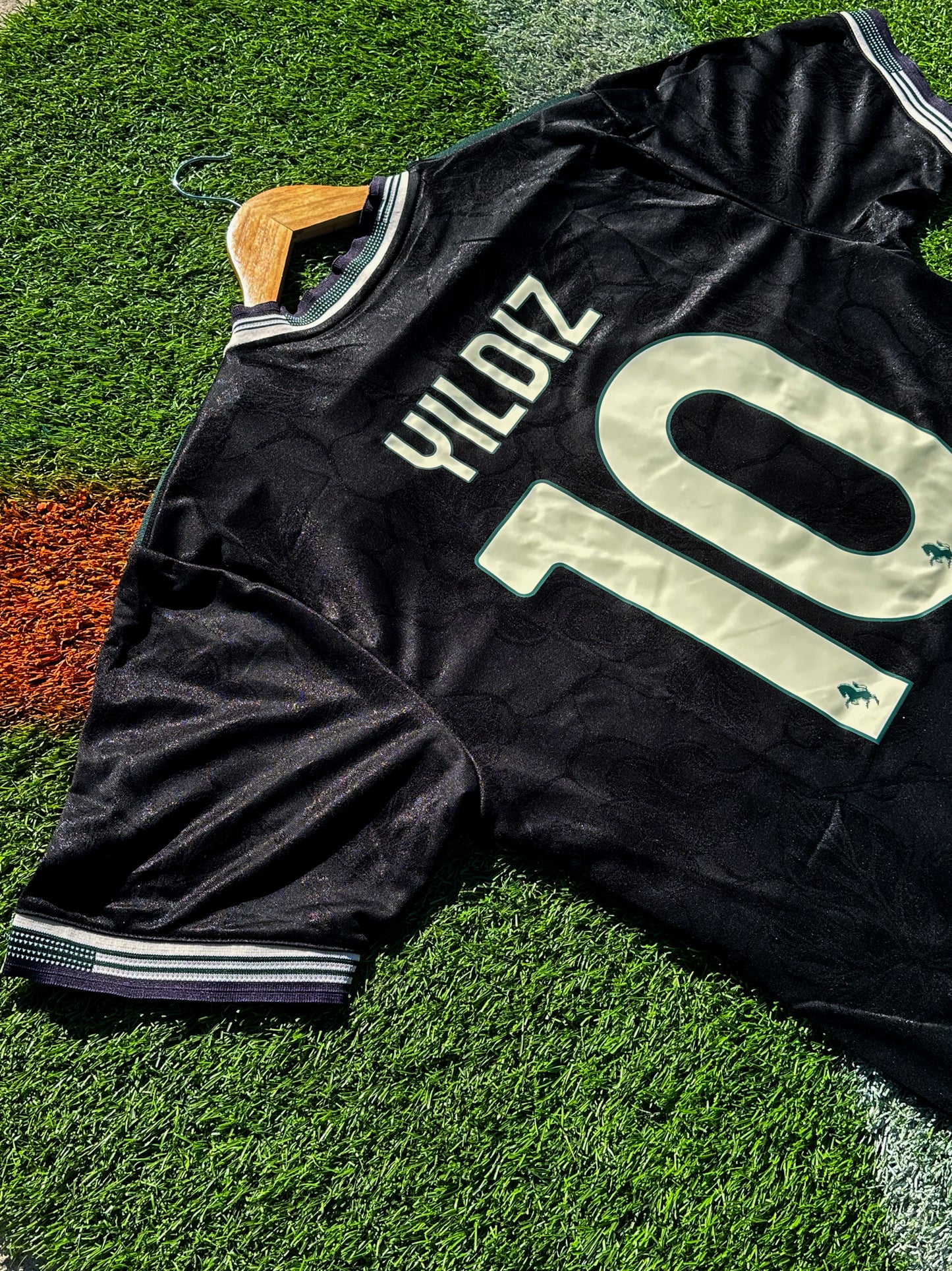 Juventus 2025/2026 Third Jersey – Yıldız 10 Modern Black & Neon Edition