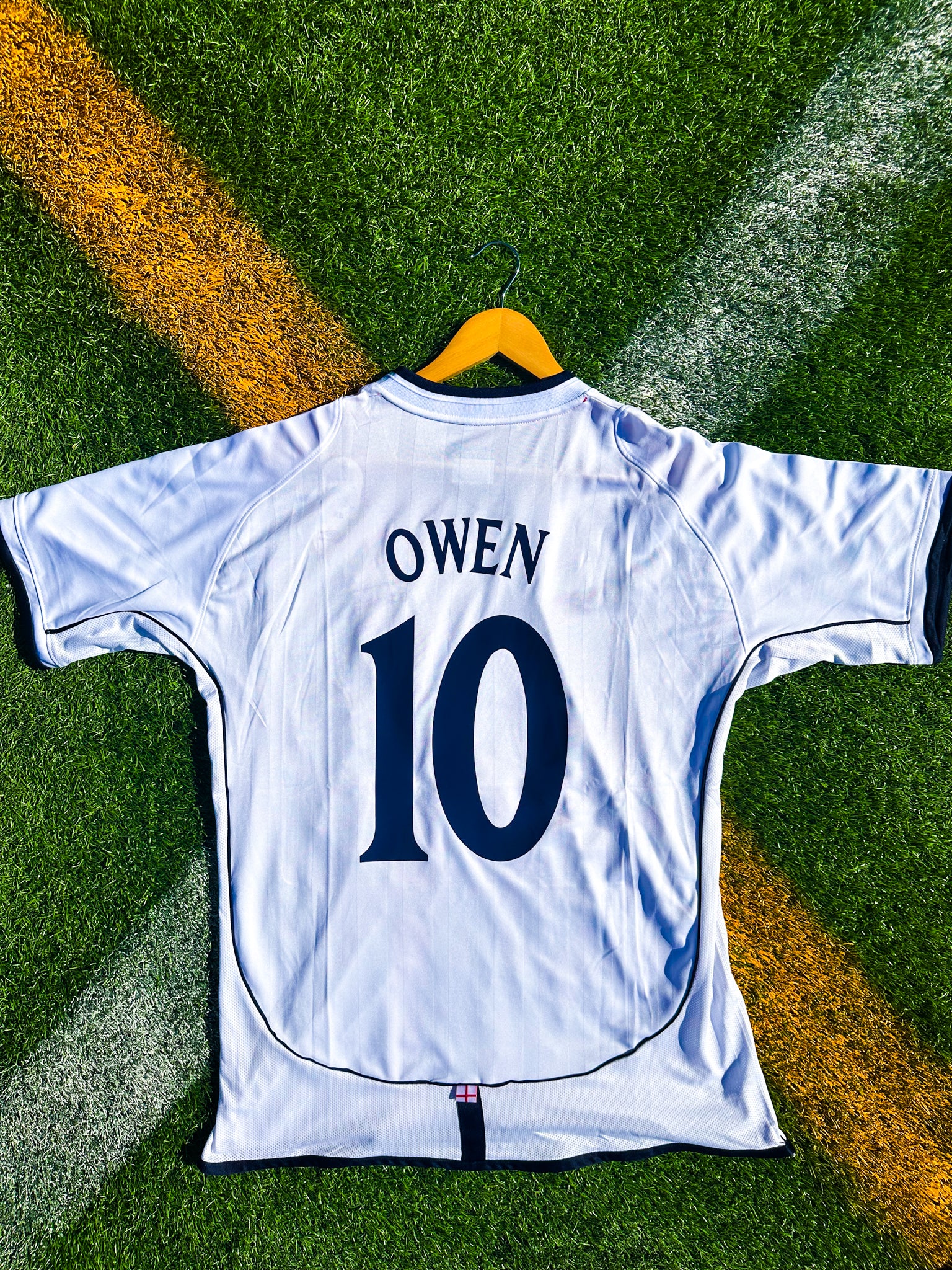 Back view of England 2002 Owen #10 retro jersey with classic design.