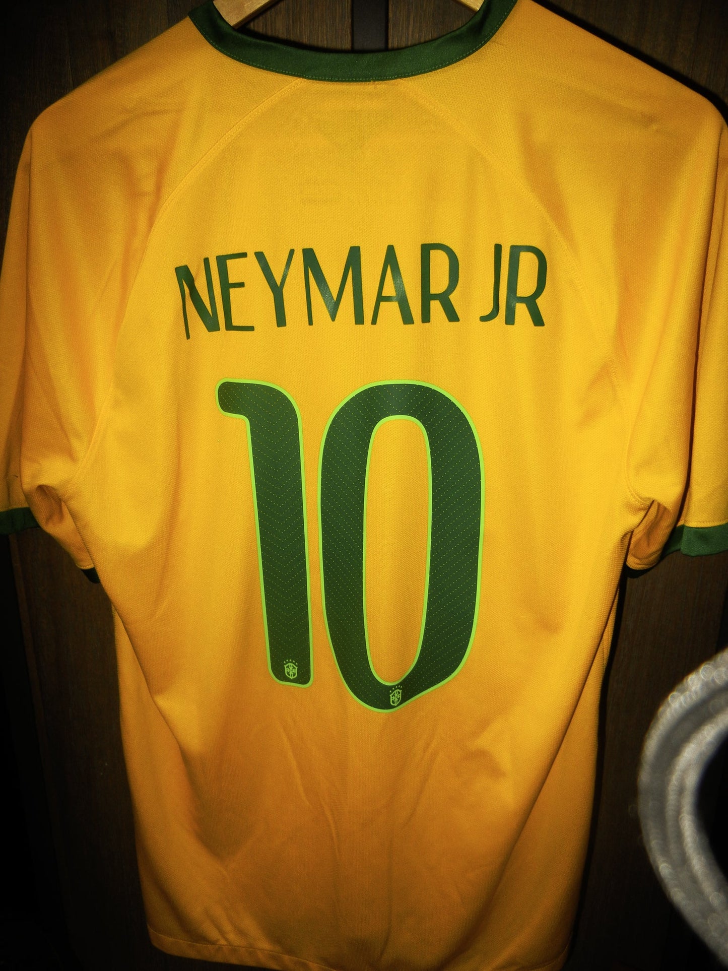 Brazil 2014 Home Jersey – Neymar Jr #10 – Size L – Yellow Nike Shirt (MPN: 575280-703)