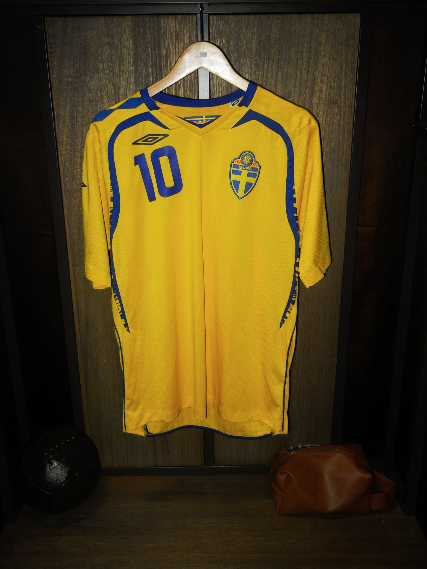 Sweden 2007/2009 Home Jersey – Zlatan Ibrahimović #10 – Large – Yellow Umbro Shirt (MPN: N/A)