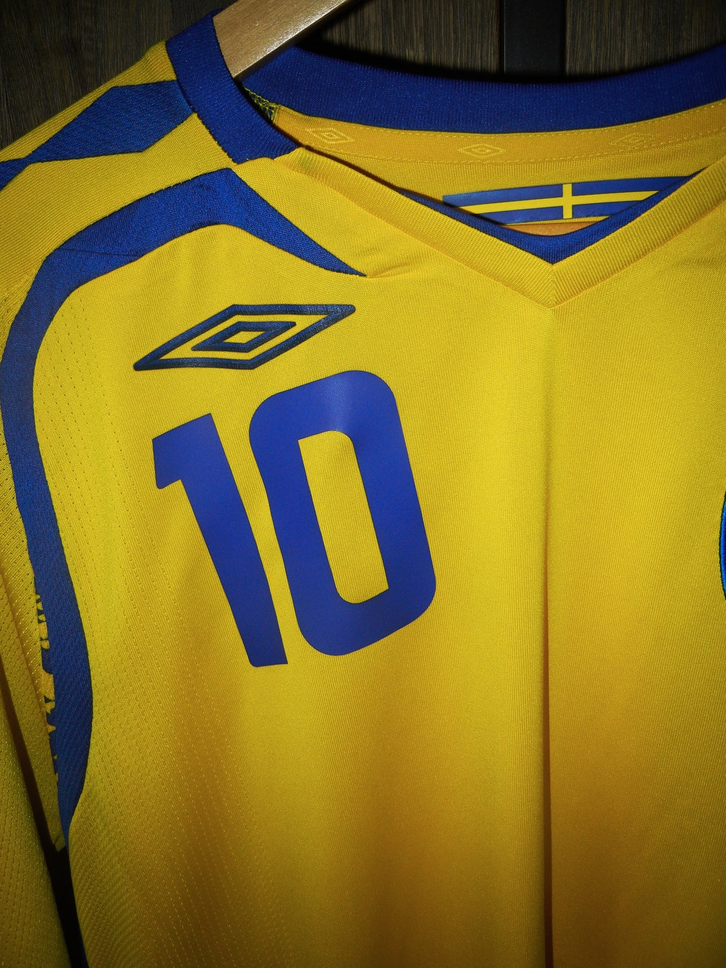 Sweden 2007/2009 Home Jersey – Zlatan Ibrahimović #10 – Large – Yellow Umbro Shirt (MPN: N/A)