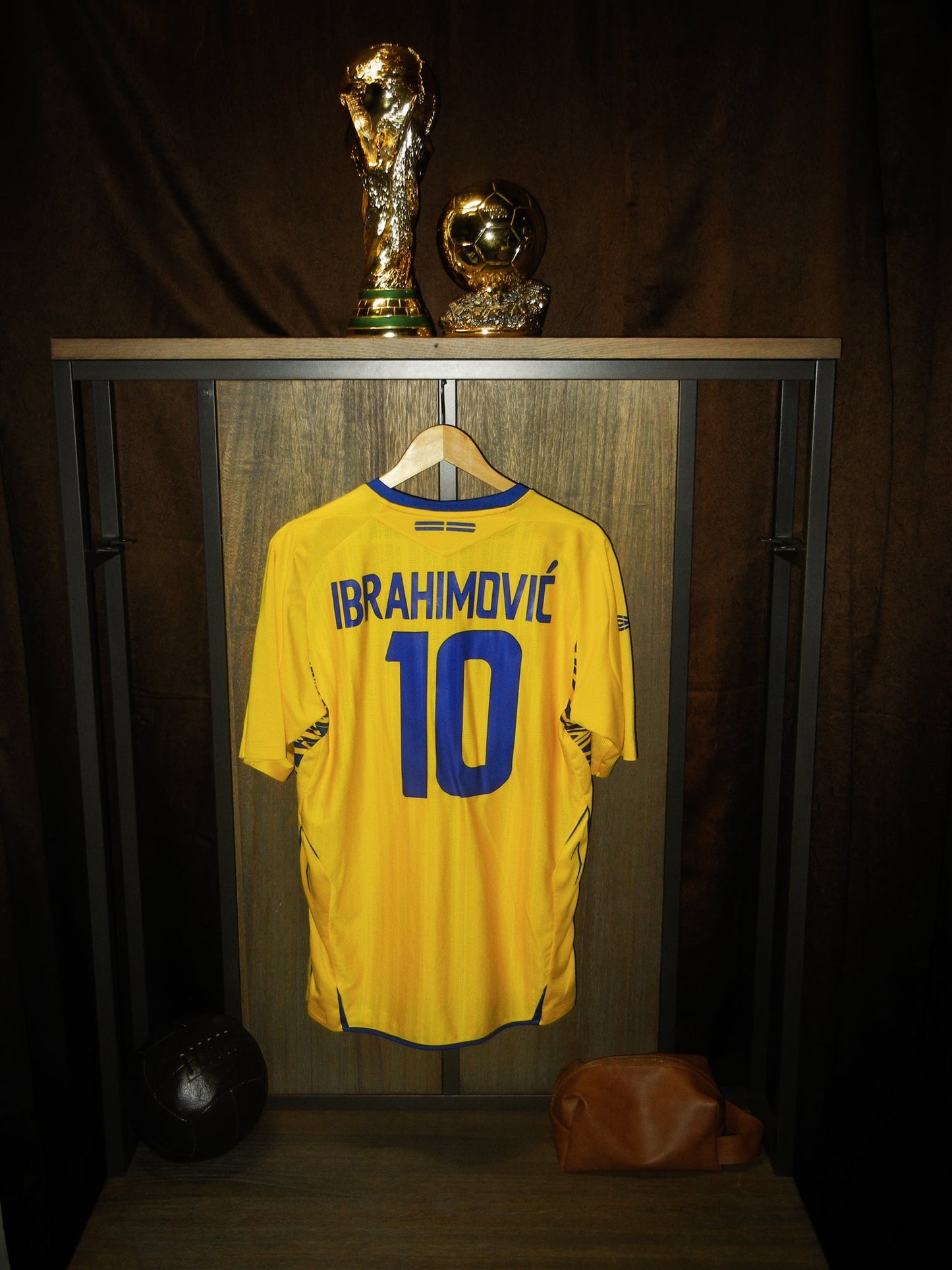 Sweden 2007/2009 Home Jersey – Zlatan Ibrahimović #10 – Large – Yellow Umbro Shirt (MPN: N/A)