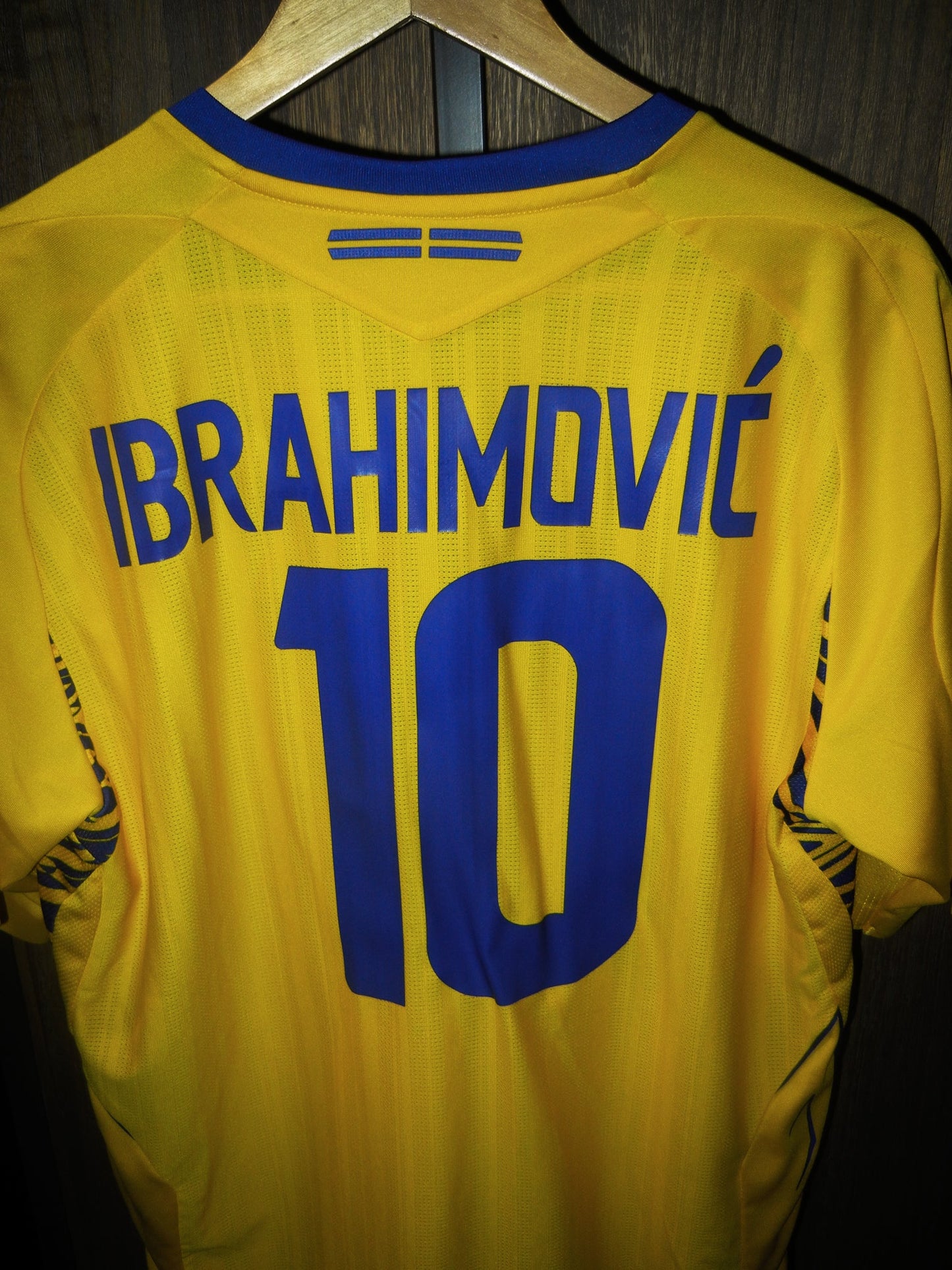 Sweden 2007/2009 Home Jersey – Zlatan Ibrahimović #10 – Large – Yellow Umbro Shirt (MPN: N/A)
